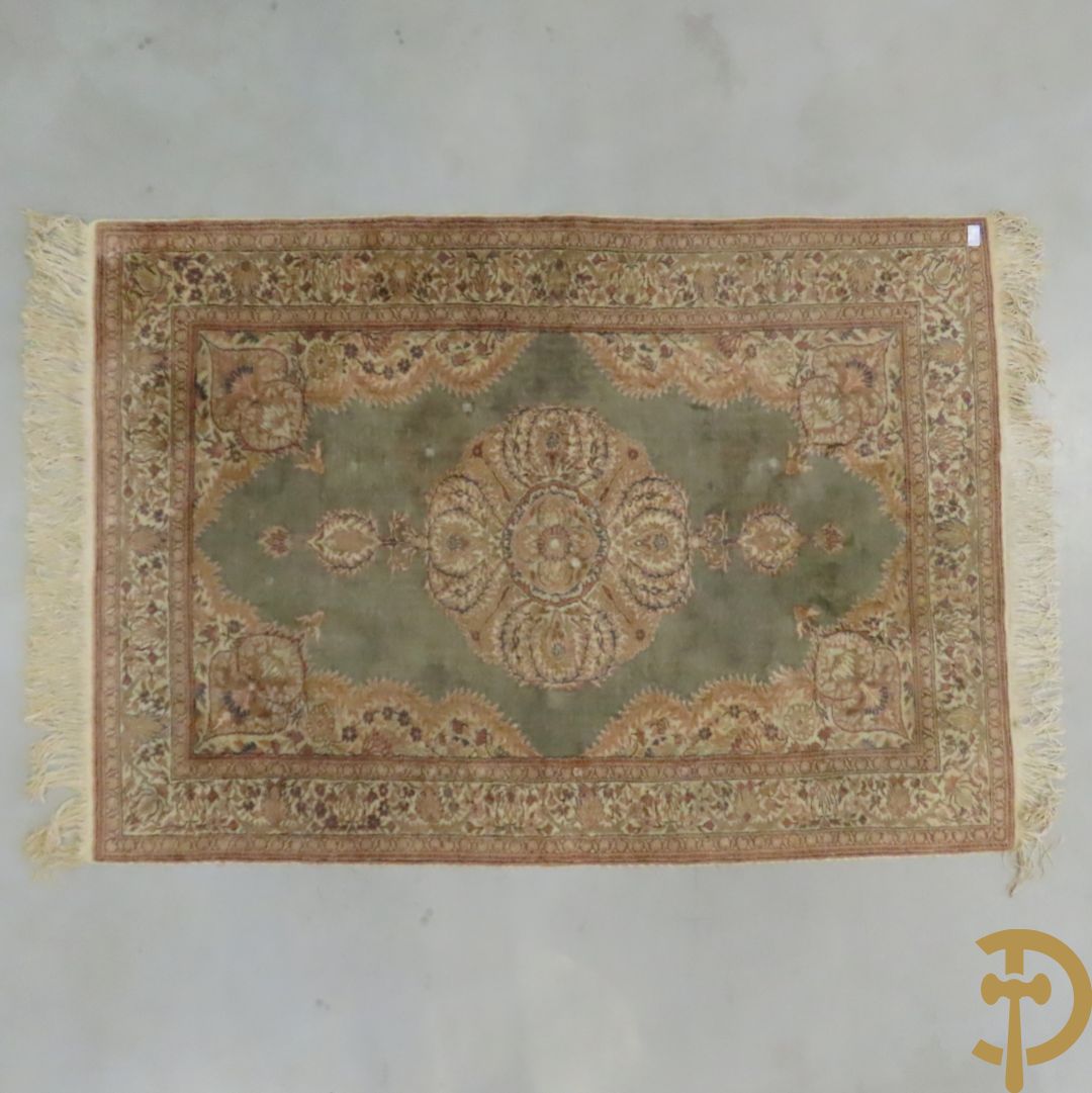 Oosters handgeknoopt tapijt met centraal decor en bloemenmotieven