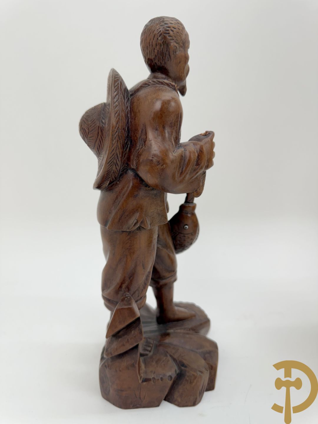 Negen houtgesculpteerde boedhistische figuren waarvan enkele verguld