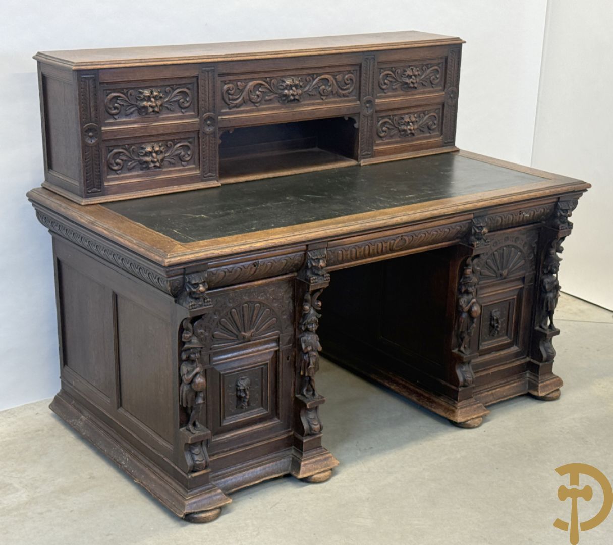 Mechels eiken bureau met opstand en Neo Renaissance invloeden