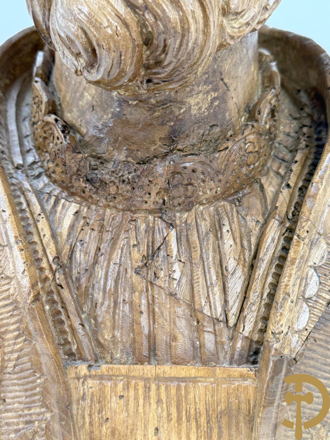 Houtgesculpteerde buste van Sint Elooi