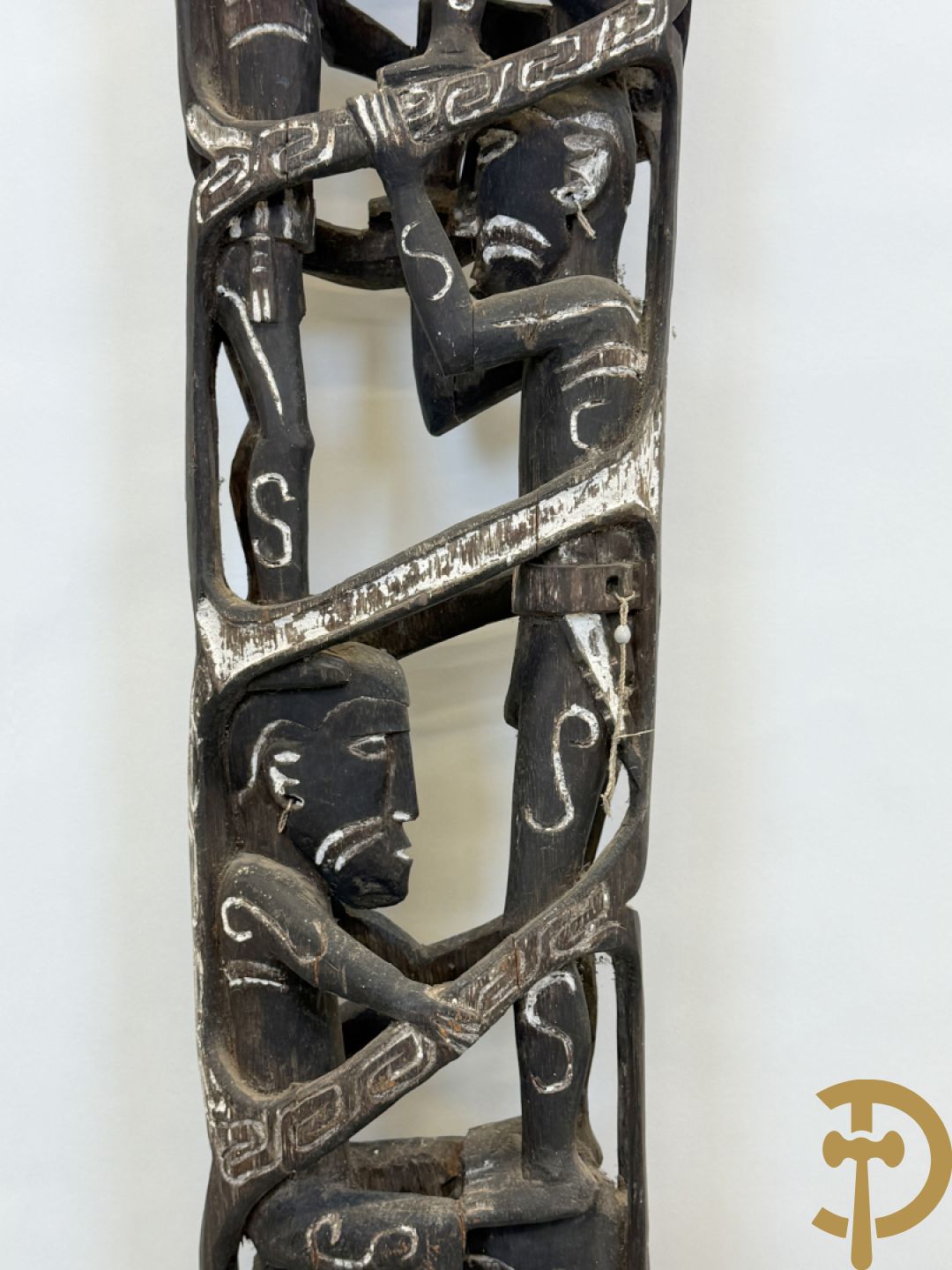 Nieuw Zeelandse totempaal met gesculpteerde houten figuren bewerkt met krijt