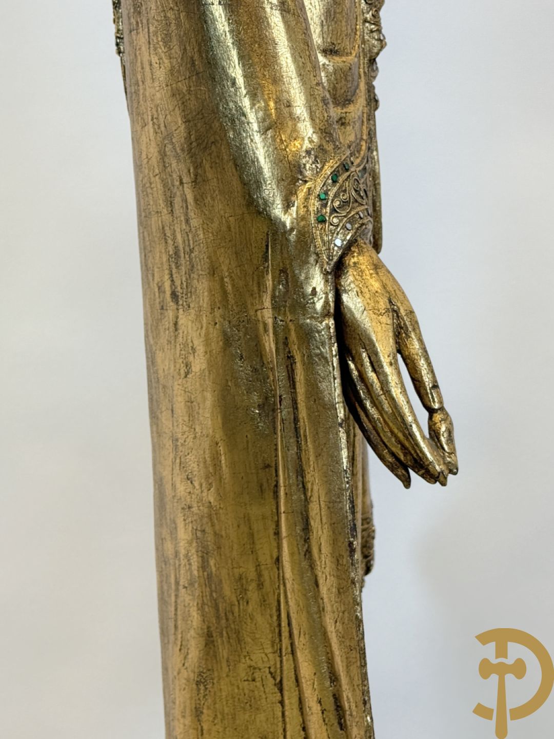 Vergulde houtgesculpteerde staande boedha bezet met spiegeltjes, op sokkel