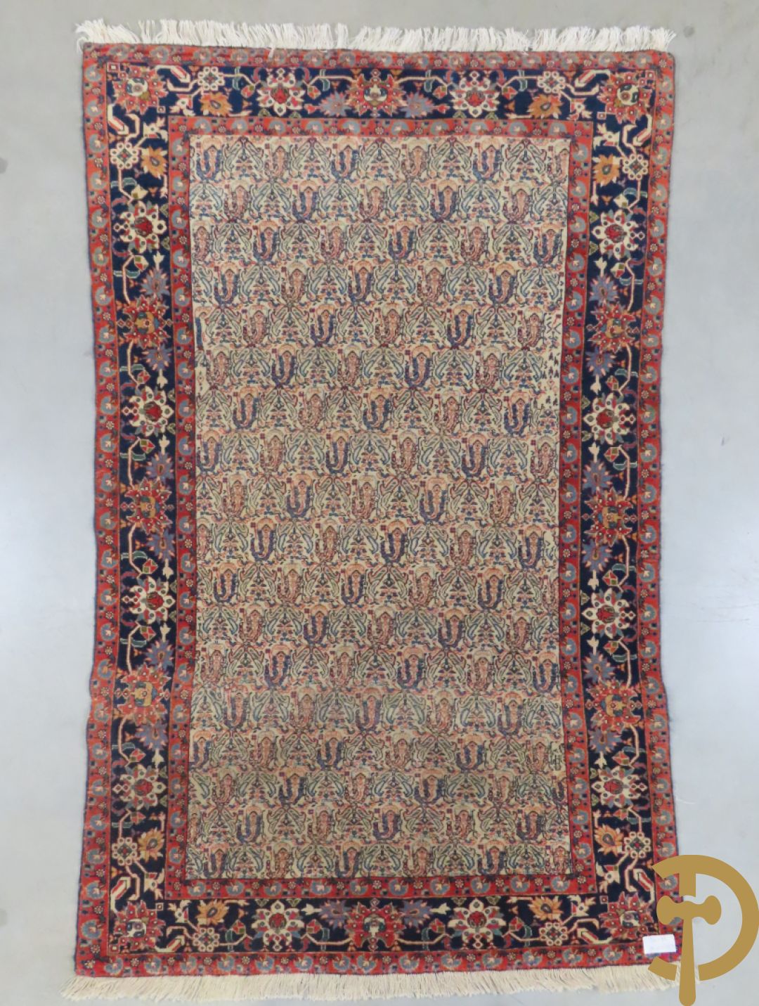 Antiek handgeknoopt tapijt met cashmeremotieven en florale omranding