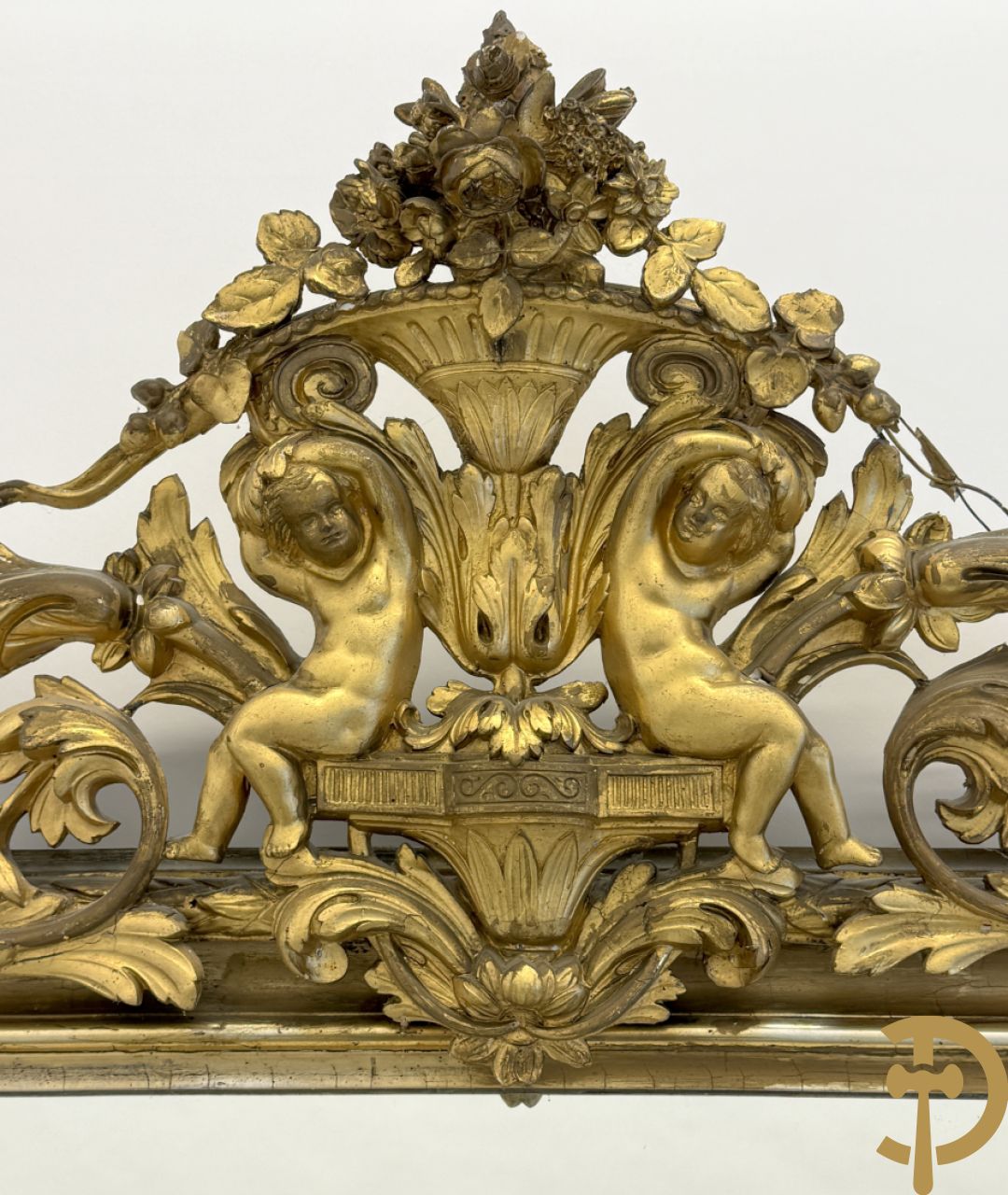 Grote vergulde hall spiegel bezet met troffee van cupido