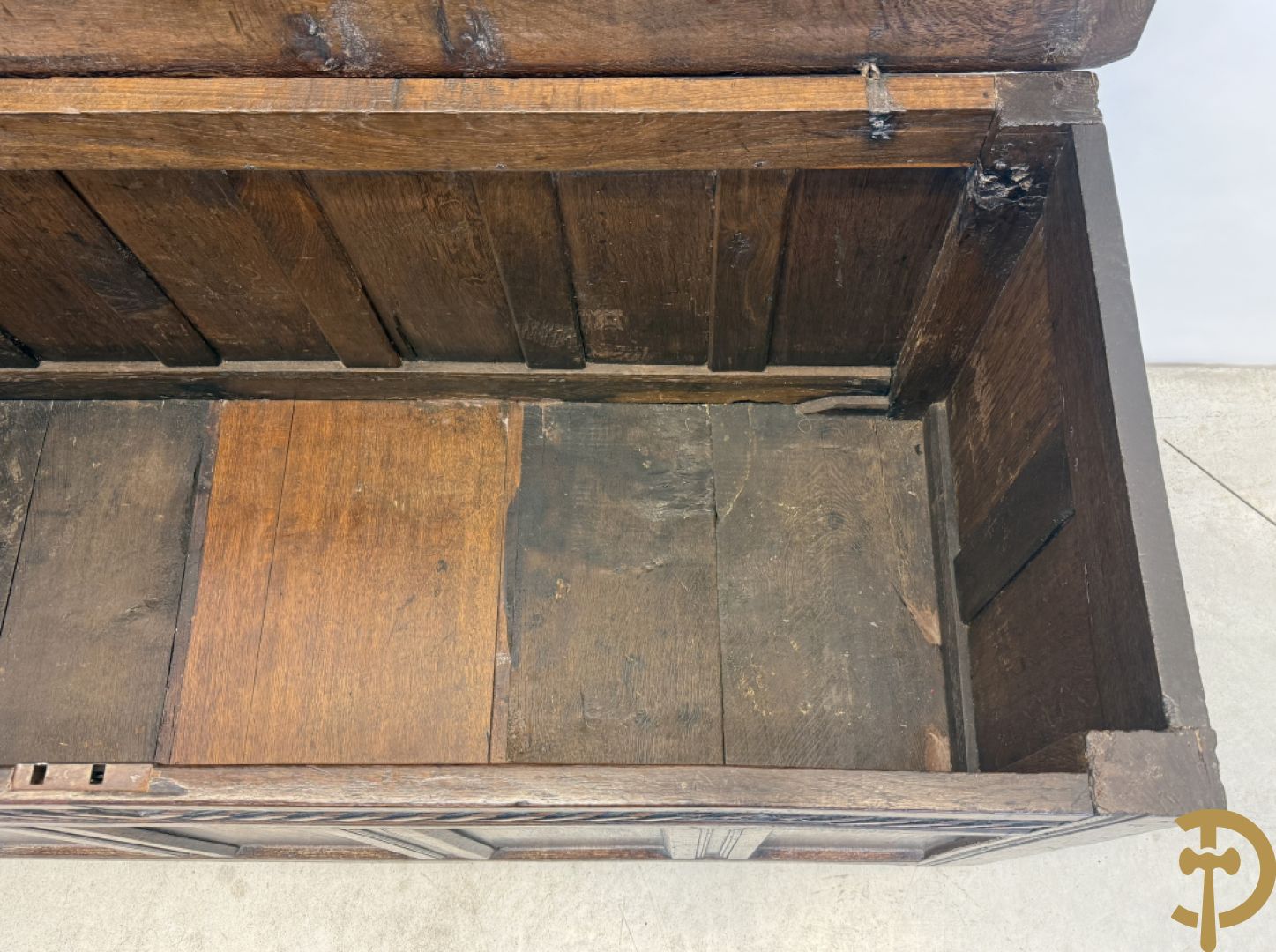 Massief eiken Engelse panelenkoffer, 18e