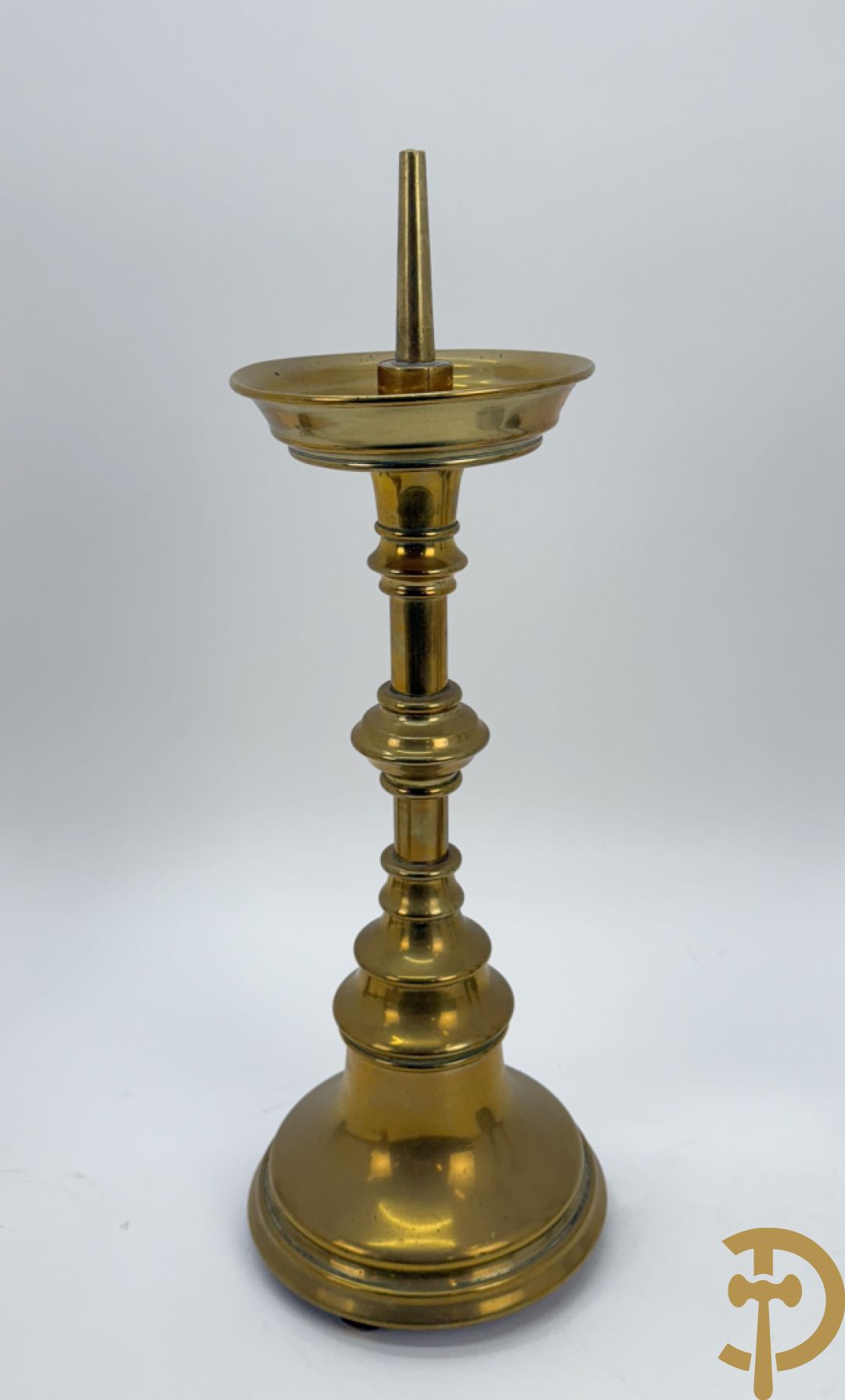 Paar antieke koperen kandelaars + paar metalen  zilverkleurige ballusterkandelaars