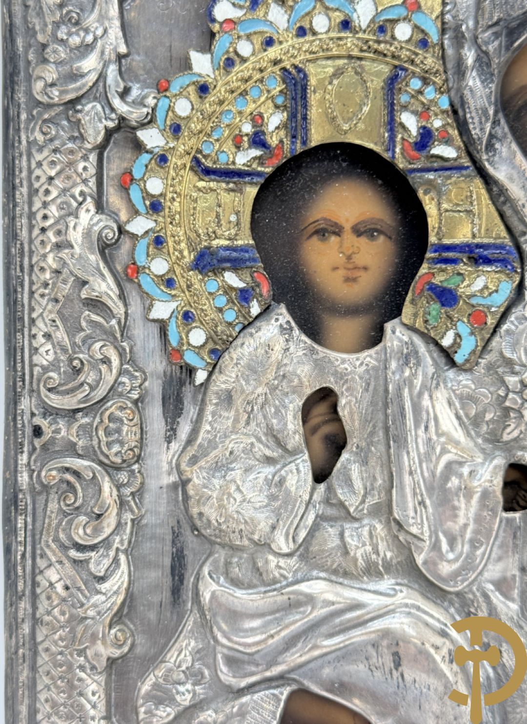 Ikoon met voorstelling van Madonna met kind en verzilverde rizza bezet met email