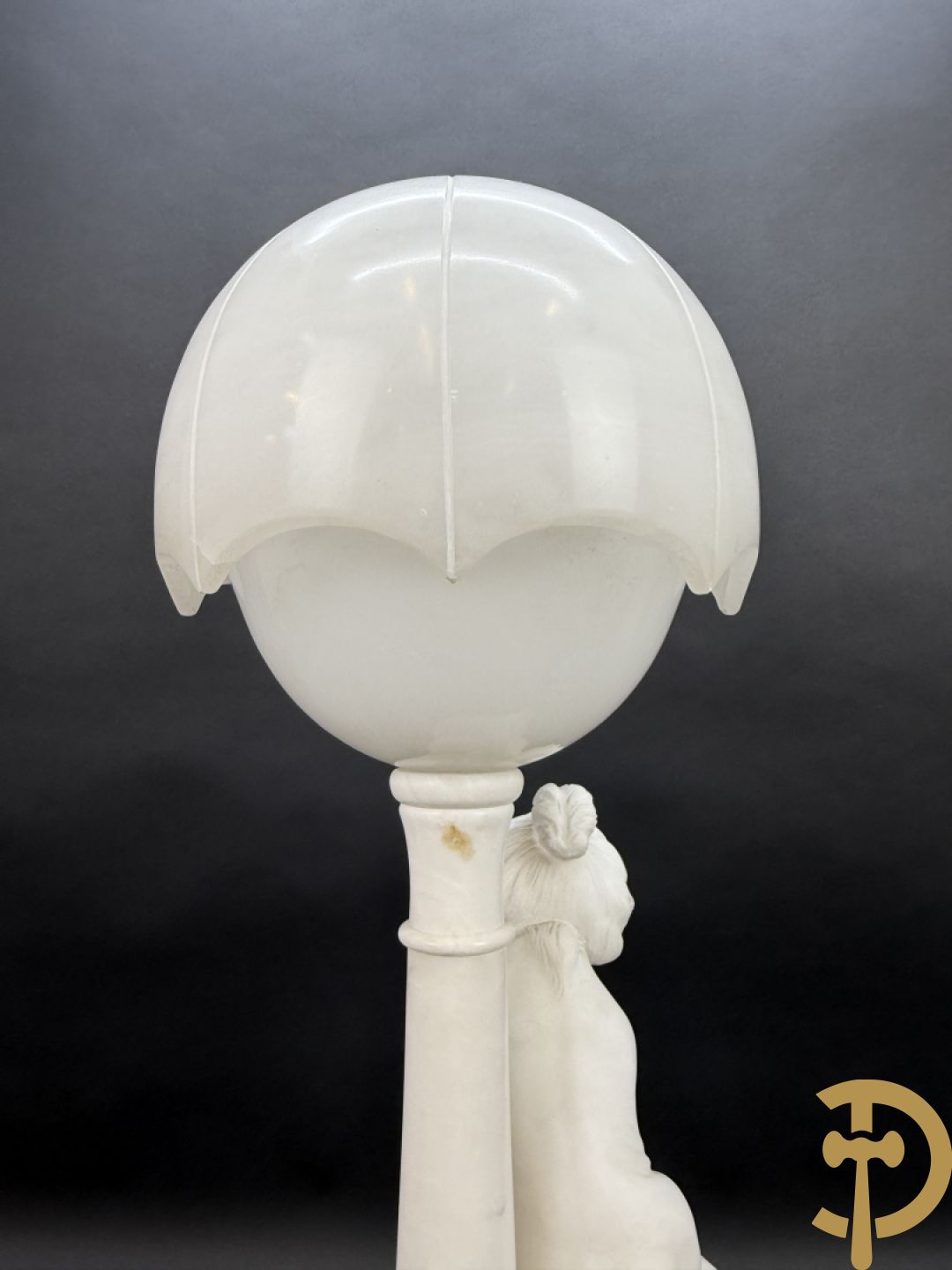 Albast beeld met meisje met poes en lamp