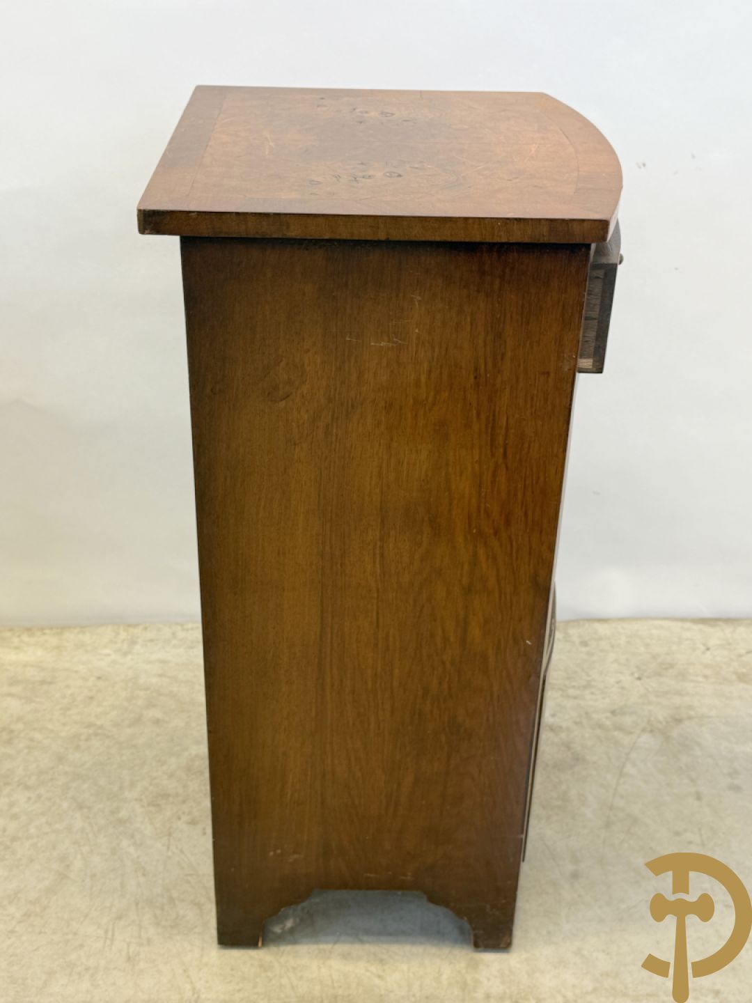 2 Engelse wortelnotehouten nachttafels met koperen trekkers