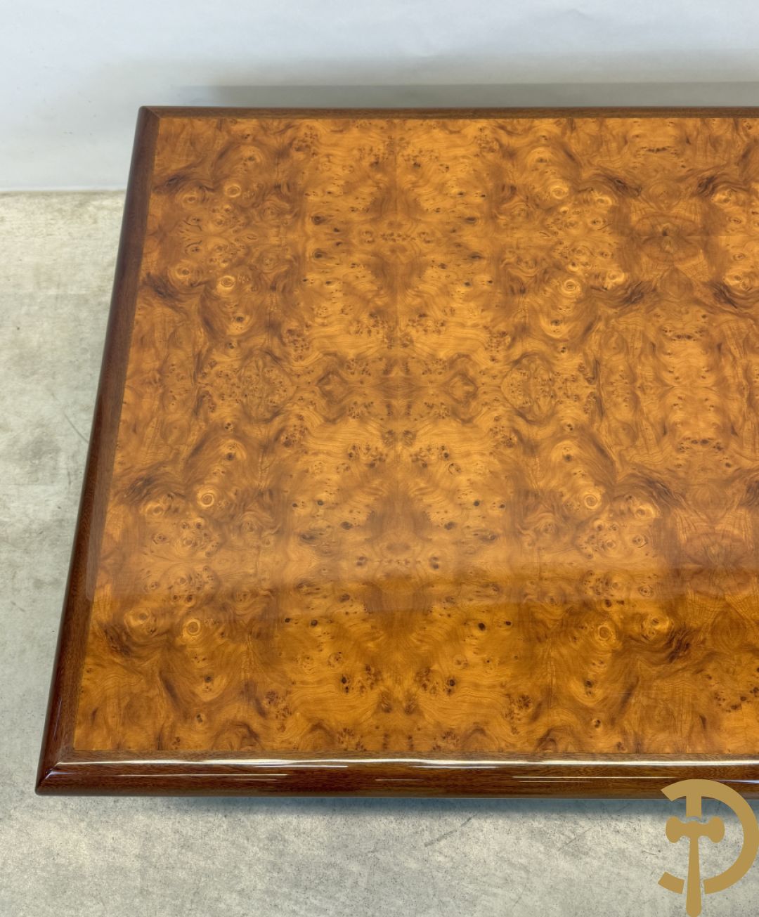 Wortelnotehouten salontafel met notelaren boord, gemerkt Mahay J.C.