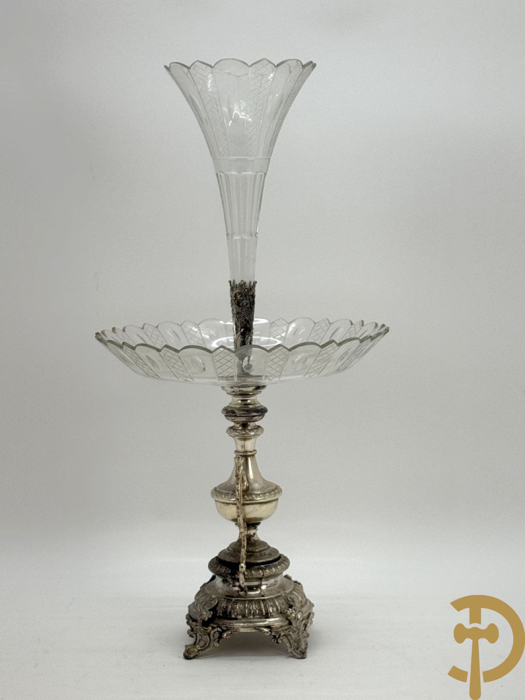 Verzilverde pique fleur met coupe en Neo Renaissance motieven