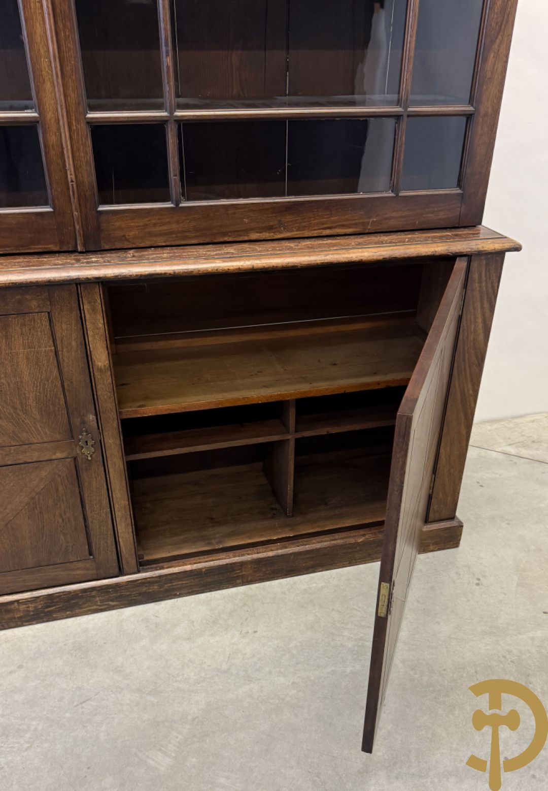 Grote kast met tweedeursvitrine bovenaan en beneden met 2 gesloten deuren - combinatie van eik, mahonie en notelaar