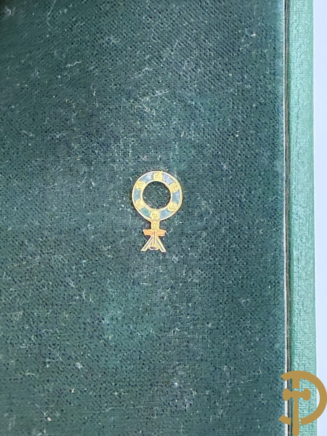 Belgisch ereteken van de arbeid in schrijn