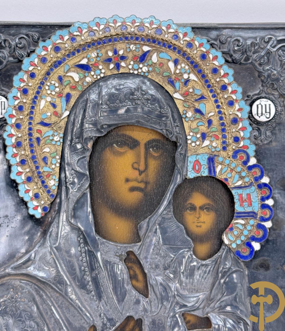 Ikoon met voorstelling van Madonna met kind en verzilverde rizza bezet met email