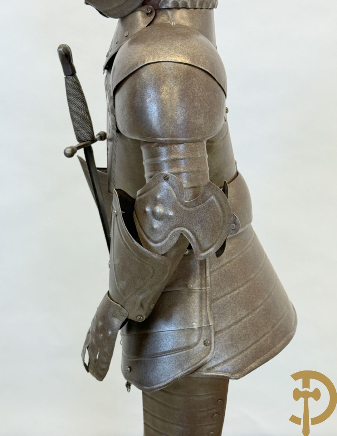 Decoratief plaatstalen ridderharnas met zwaard op marmeren voet