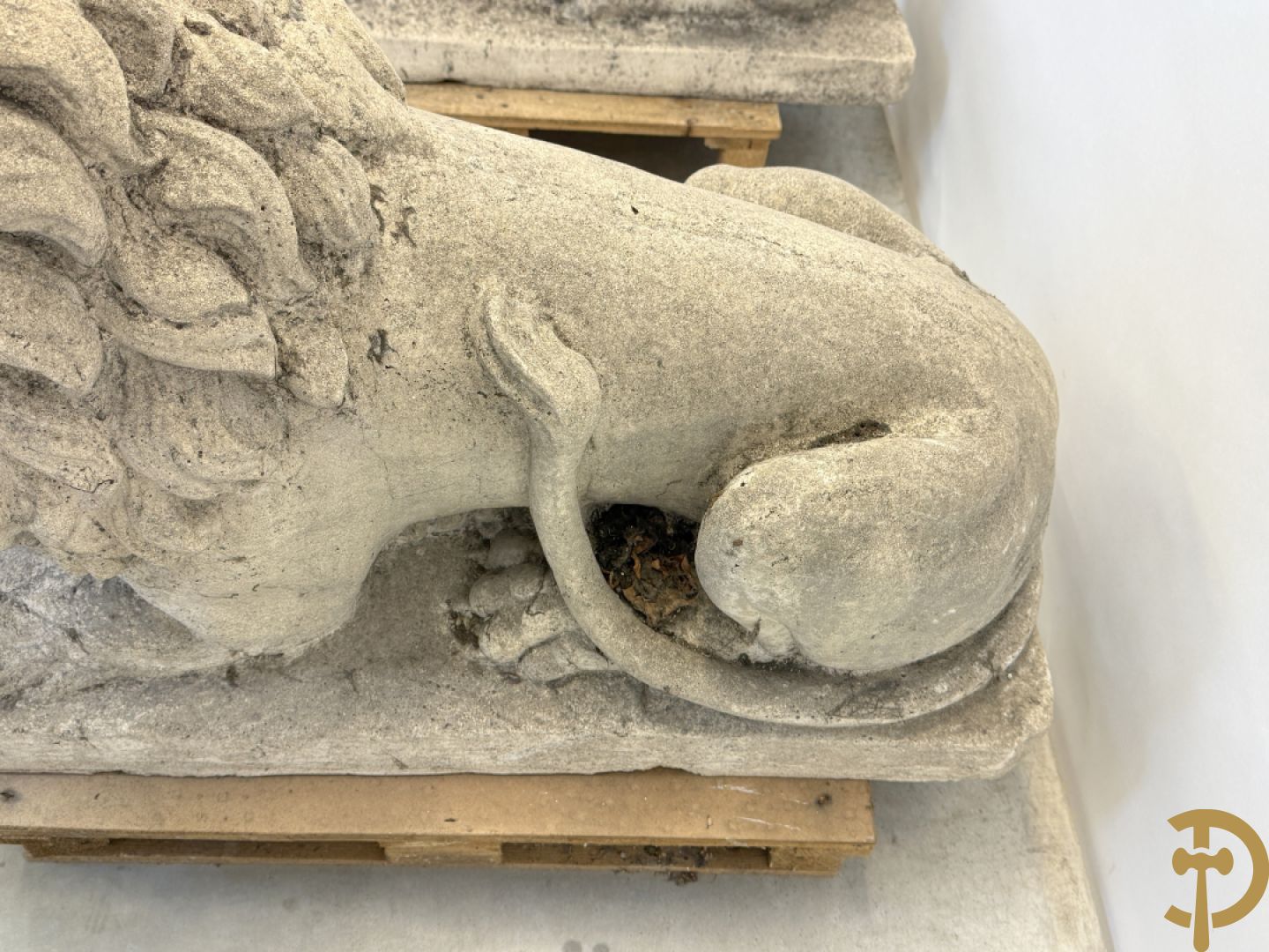 Paar betonnen tuinbeelden van leeuwen