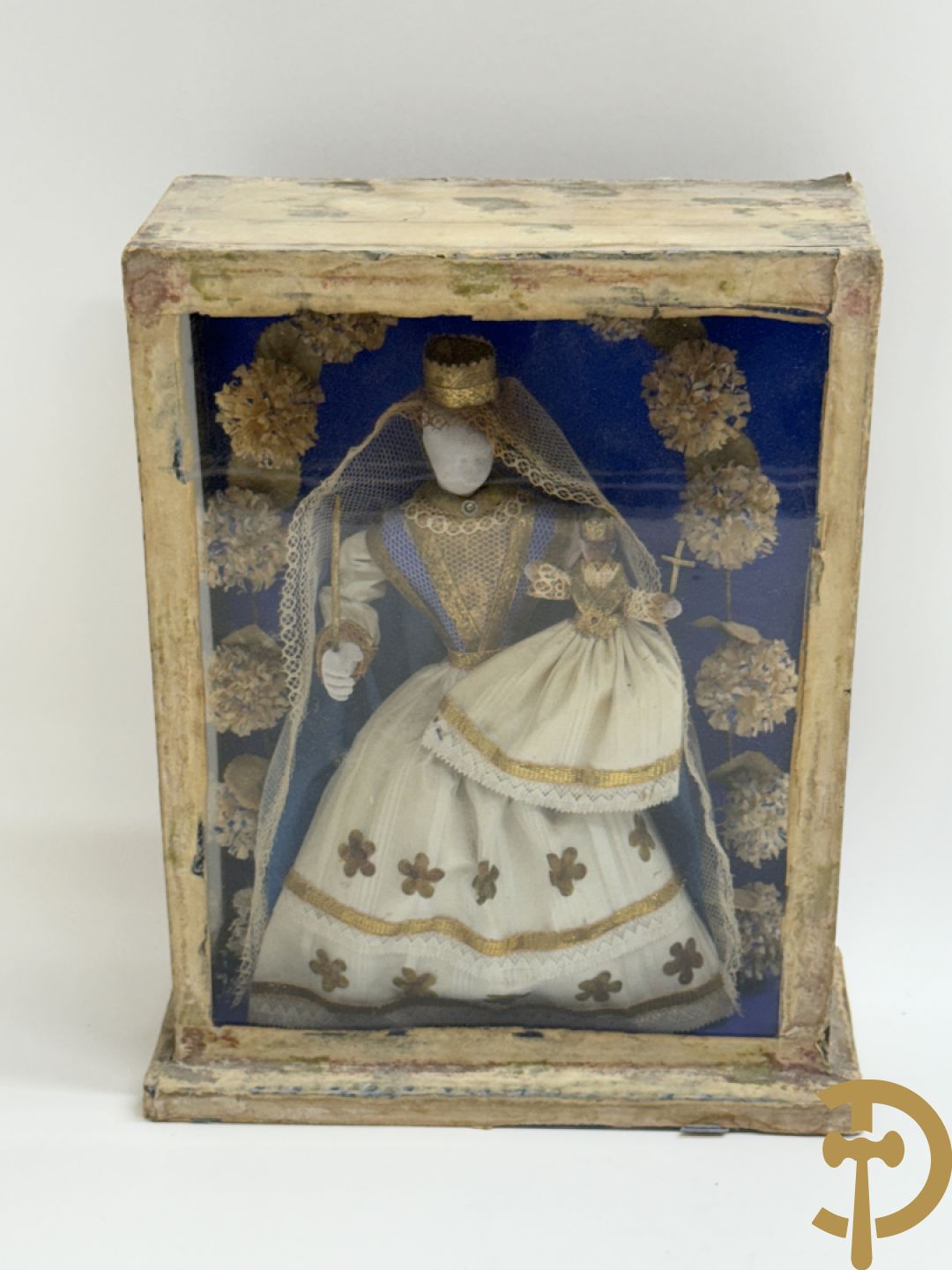 Voorstelling van Madonna met kind, deels verguld, deels geaquarelleerd - in ovale lijst + Voorstelling van Madonna met kind in textielwerk in ovale lijst + Madonna met kind in glazen kastje+ 2 kleine ovale medaillons in pijpaarde