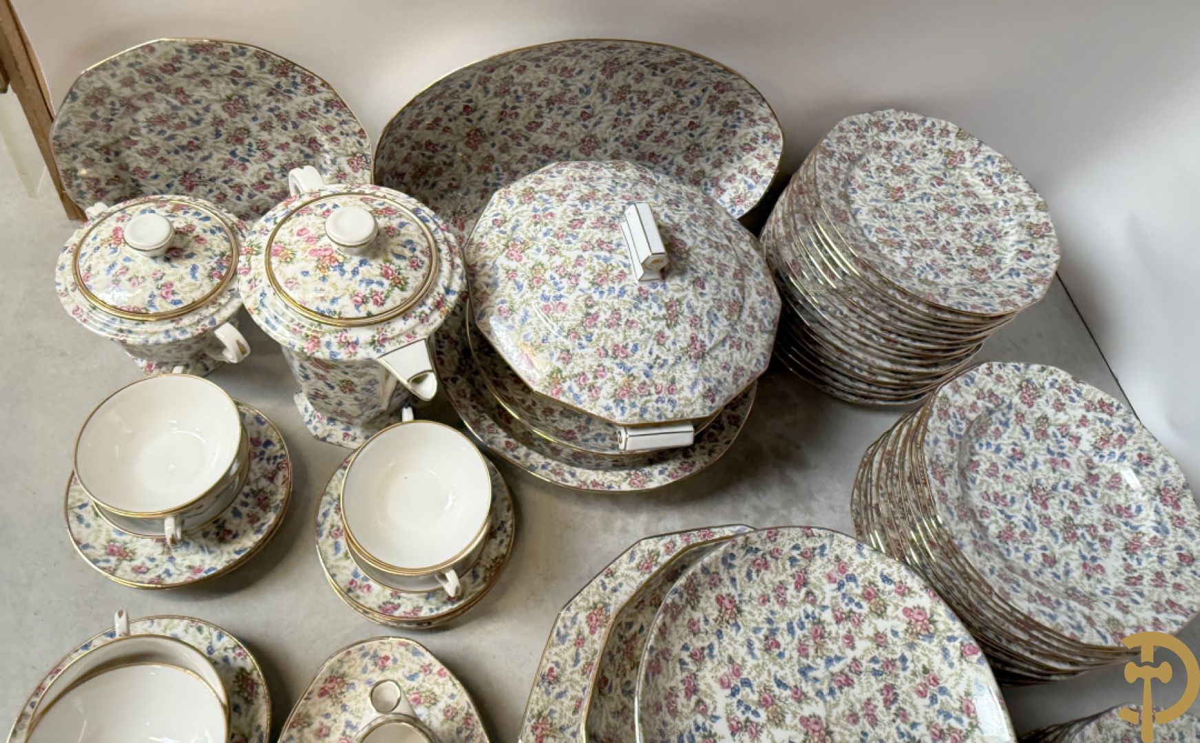 Uitgebreid zeer decoratief porseleinen eet- en koffieservies met bloemendecor, Limoges France