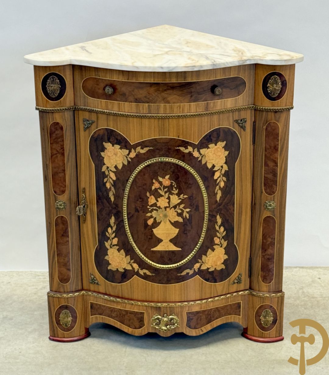 Notelaren hoekkast met lade, bloemenmarketterie en bronsbeslag - bovenaan met wit marmeren blad