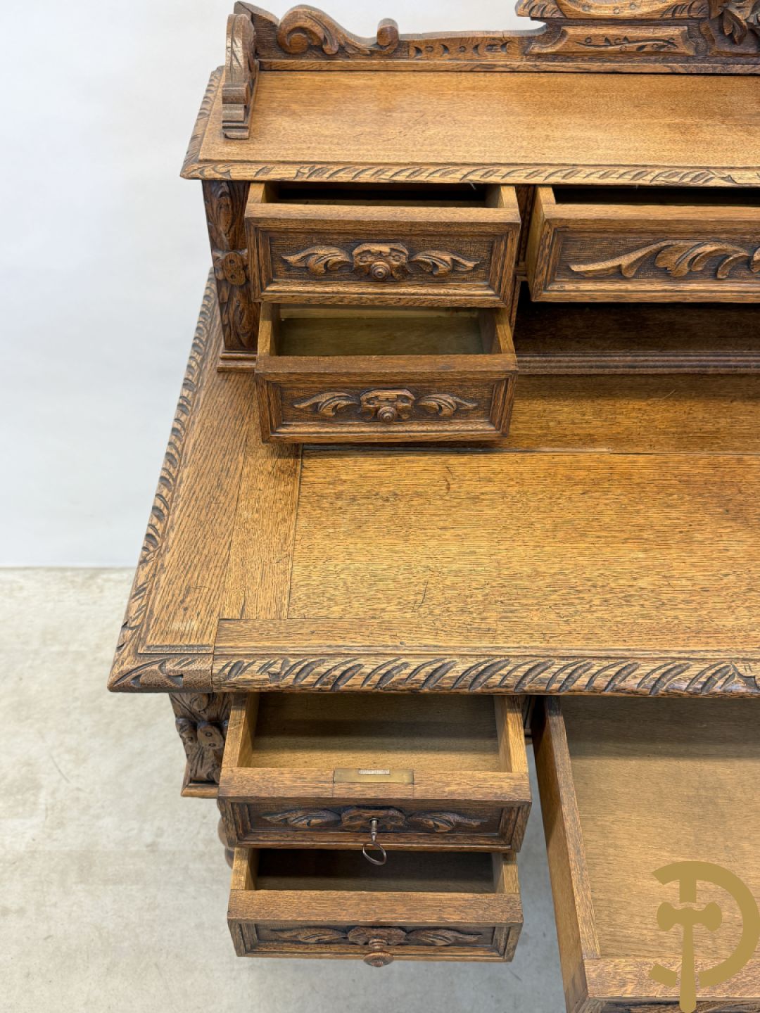 Massief eiken Frans bureel met lades op getorste poten met opstand, 19e