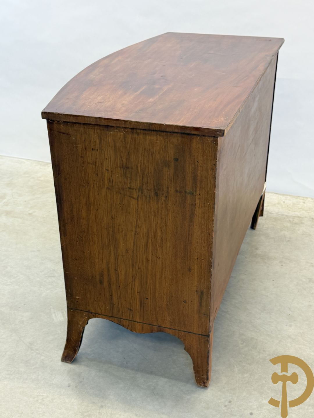 Engelse gebogen mahoniehouten vierladencommode