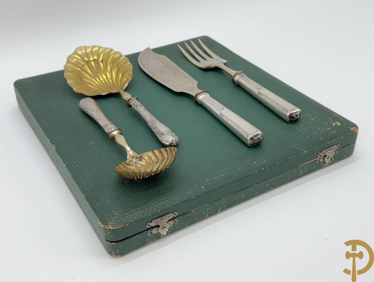 Schrijn met taartschep en 4 dessertvorkjes + 2 theezeefden + wildbestek