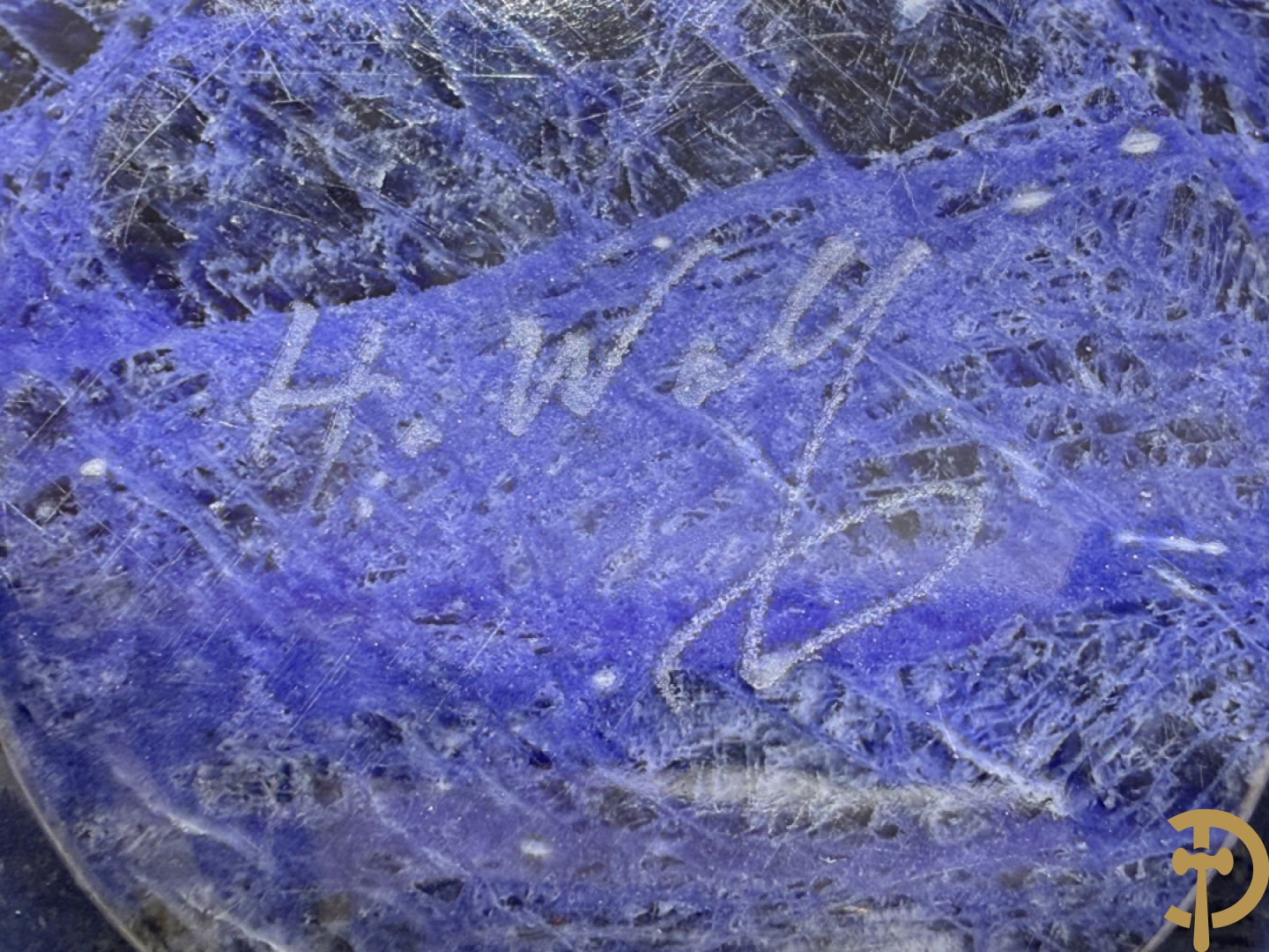 Wolf Helmut (getekend onderaan) Gepolierde schaal/bowl van blauw/wit sodaliet met golvende rand onder getekend WOLF H. (Steinbildhauer, Edelsteingestalter, aus Kirschweiler, Idar-Oberstein),
