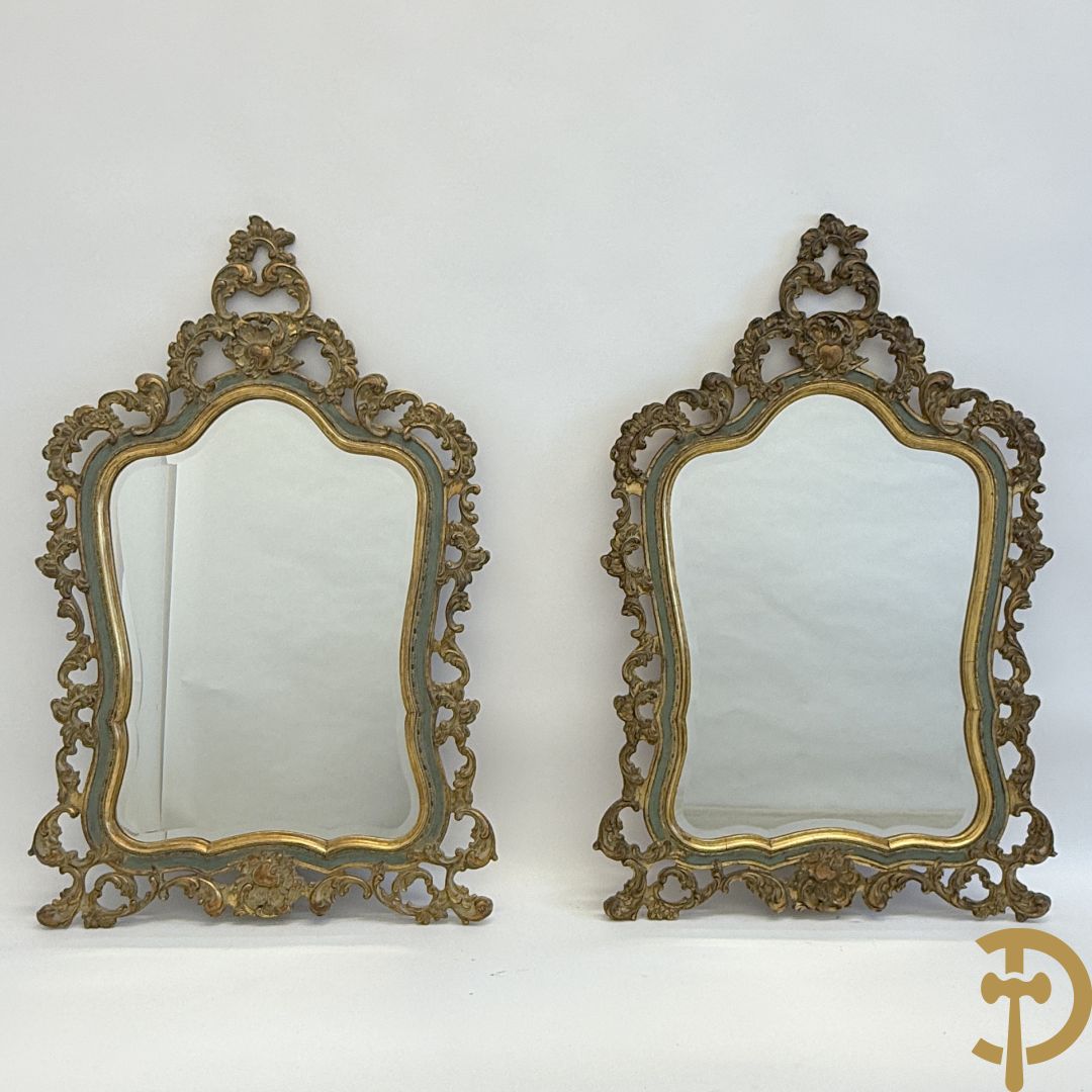 Paar vergulde spiegels met geslepen boord en rocailles, Louis XV stijl
