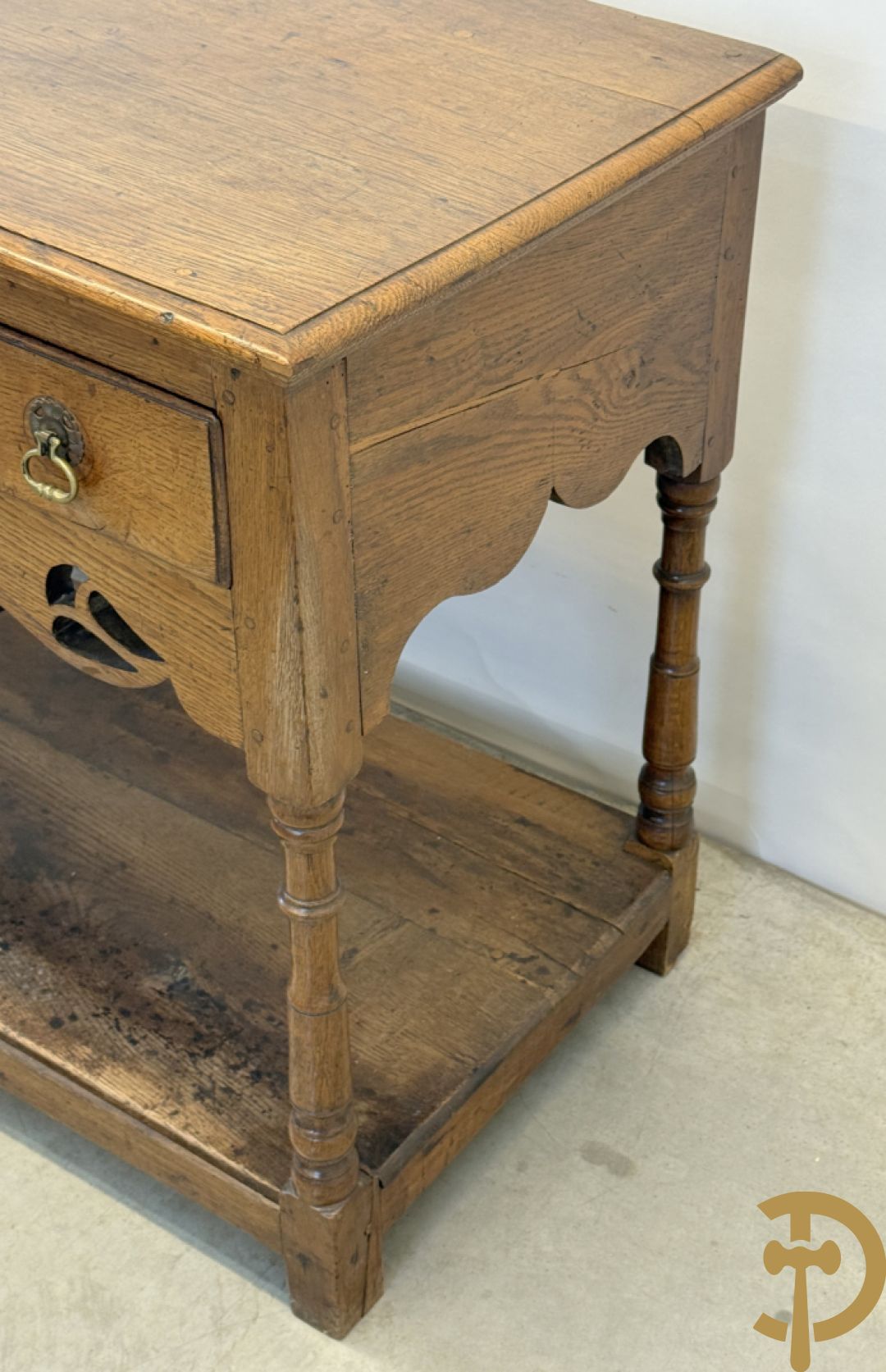 Engelse eiken sideboard met 3 lades op ballustervormige poten