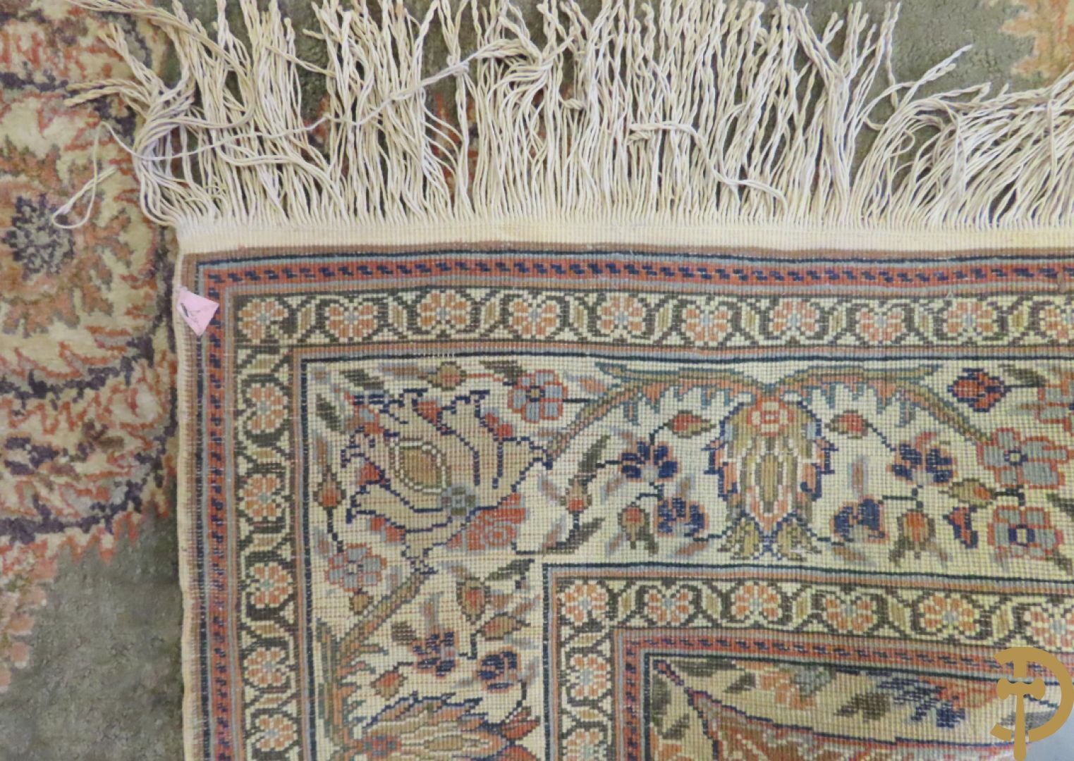 Oosters handgeknoopt tapijt met centraal decor en bloemenmotieven