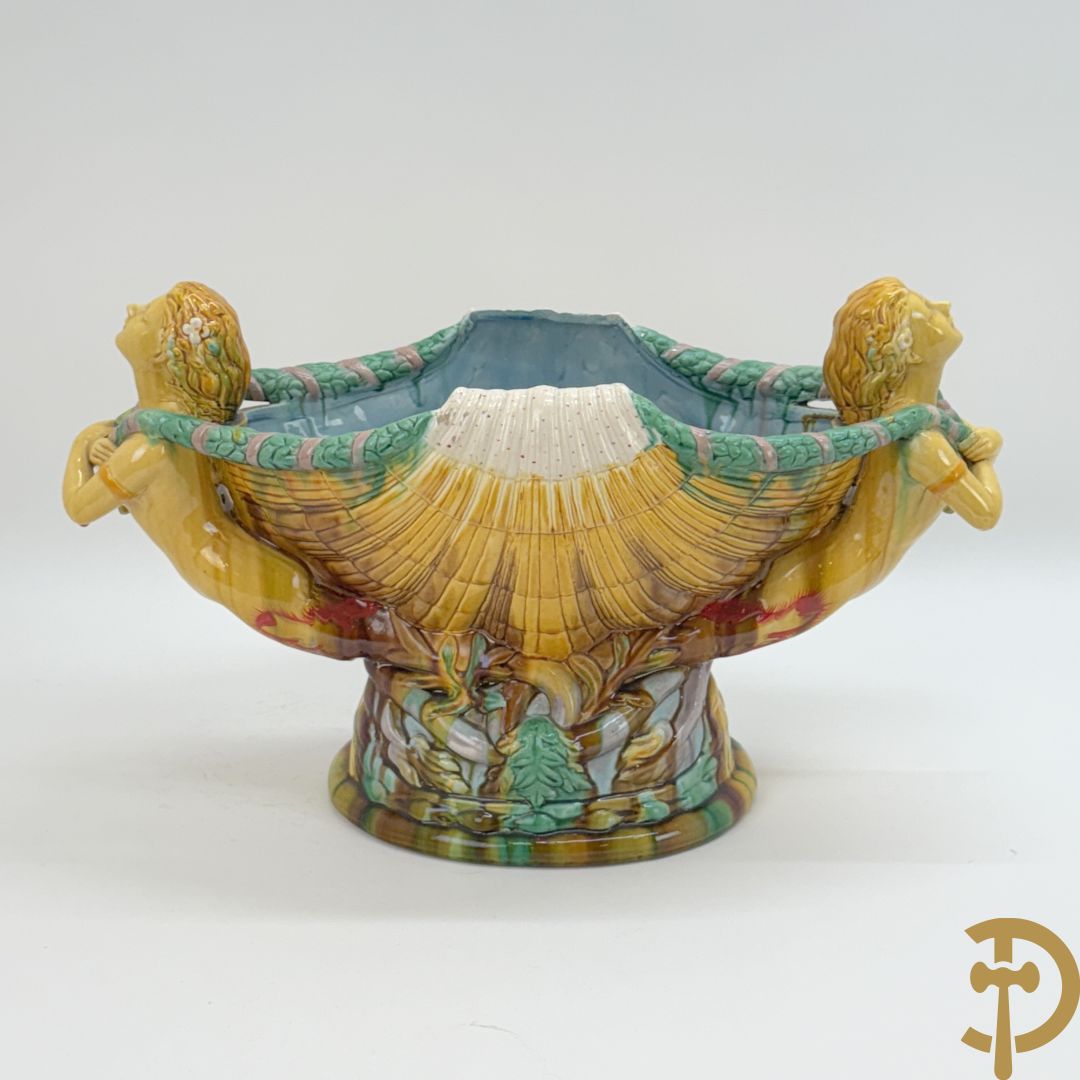 Bloemenjardinière in Majolica met paar dames houdende een schelp