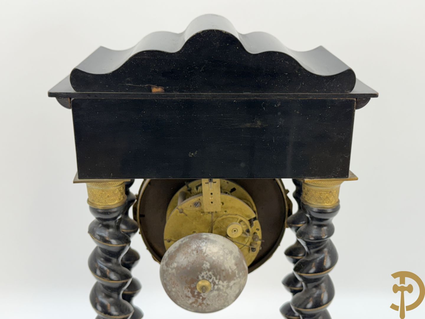 Napoleon III pendule met 4 getorste zuilen en koperinleg