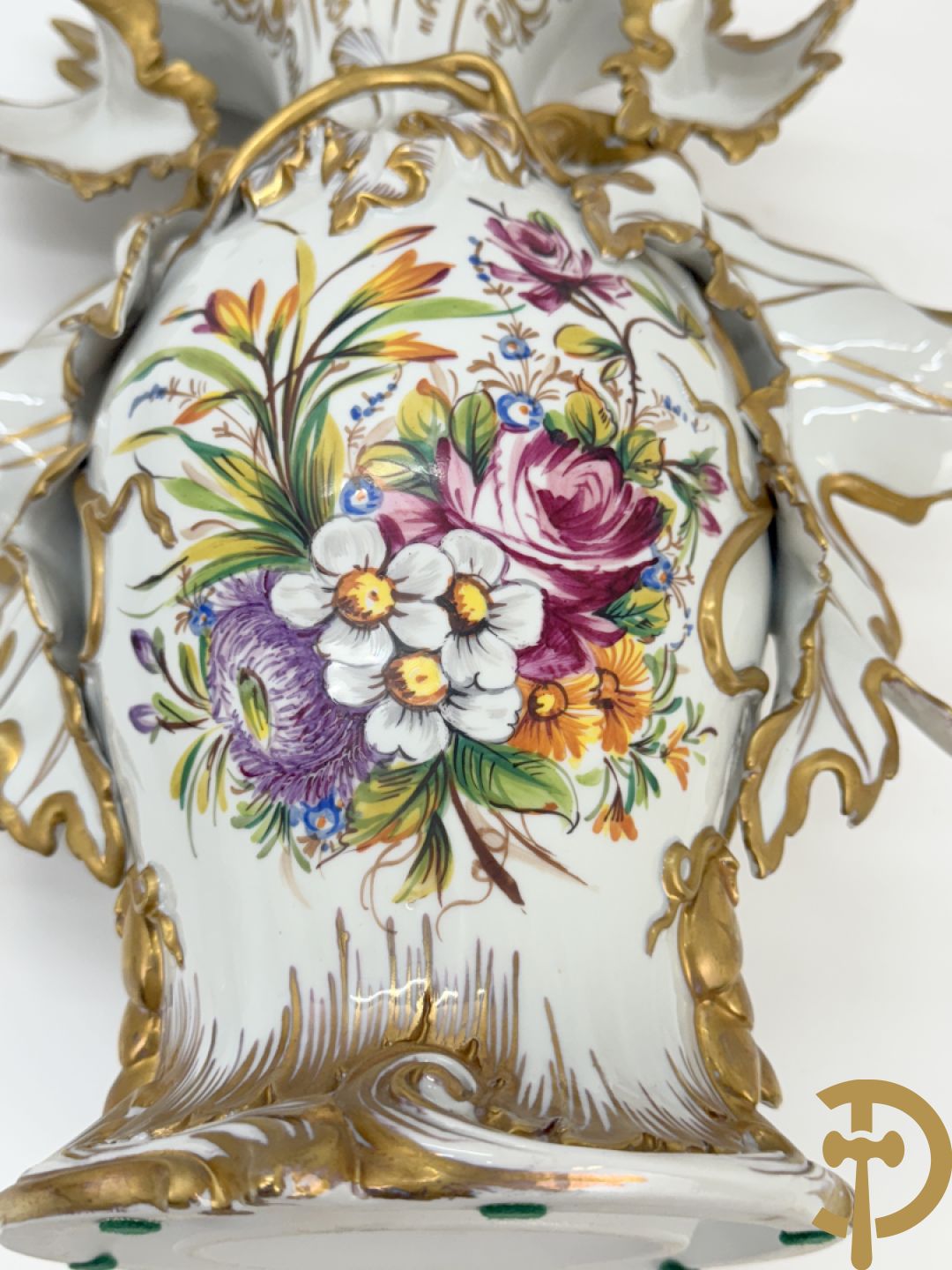 Paar porseleinen cornetvazen met bloemendecor, deels verguld, gemerkt Capo di Monte