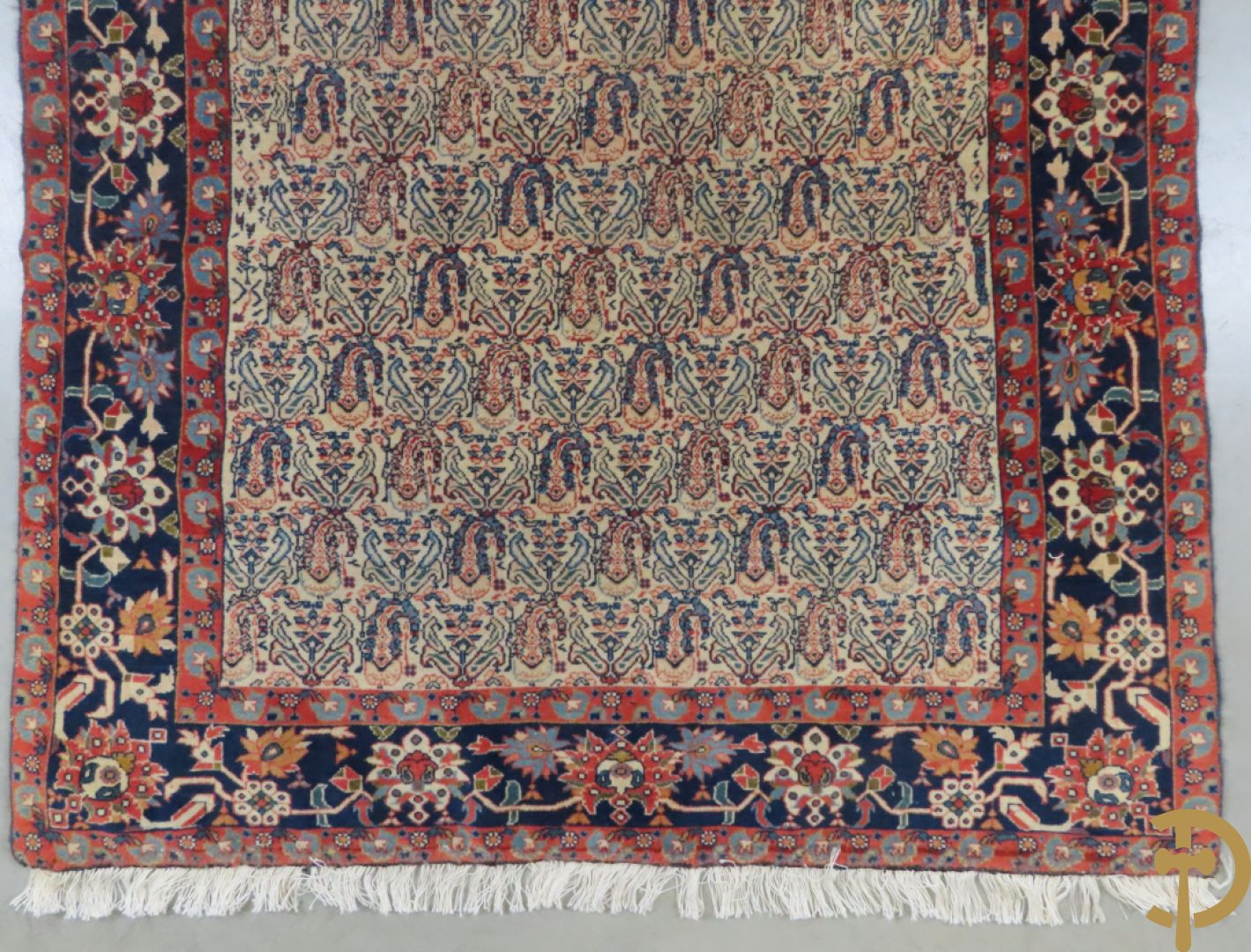 Antiek handgeknoopt tapijt met cashmeremotieven en florale omranding