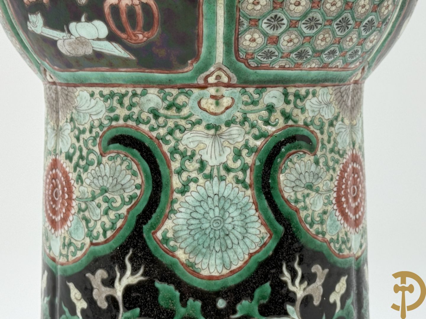 Antieke Chinese Gu vaas met geschenkendecor op zwarte fond