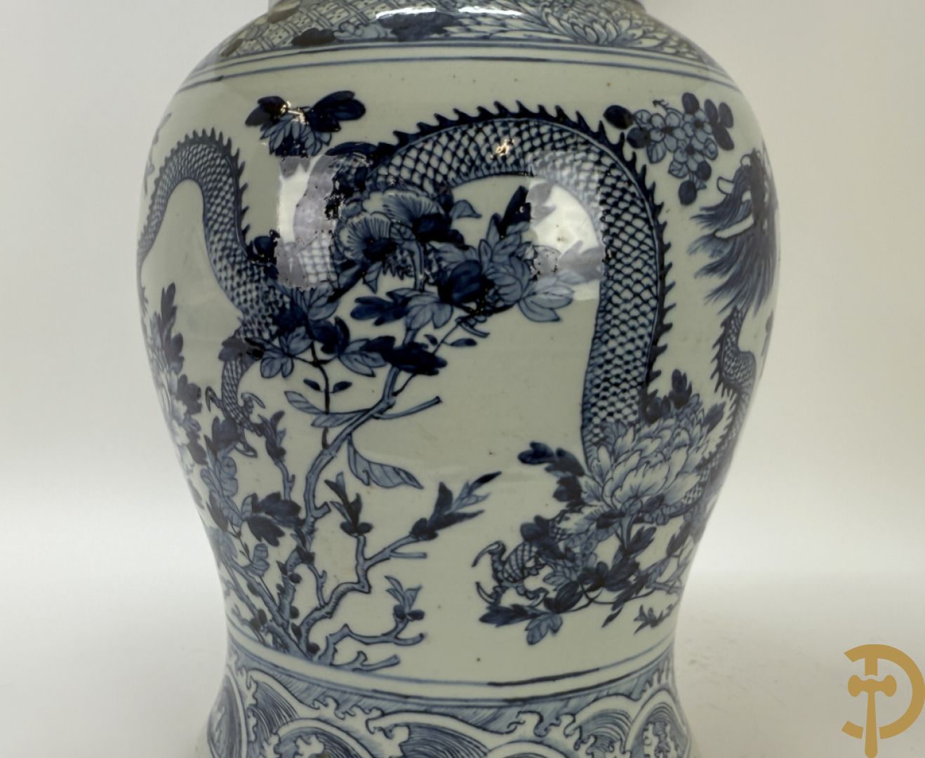 Paar Chinese blauw/witte porseleinen dekselvazen gedecoreerd met draken en bloemenmotieven, als lampadaire omgebouwd