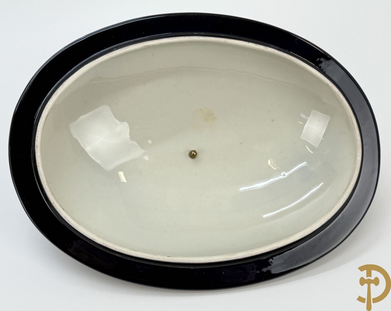 ROULI E. getekend, donkerblauwe Sèvres stijl coupe met deksel op onderschaal en bezet met bronzen ornamenten, gemerkt ACF onderaan