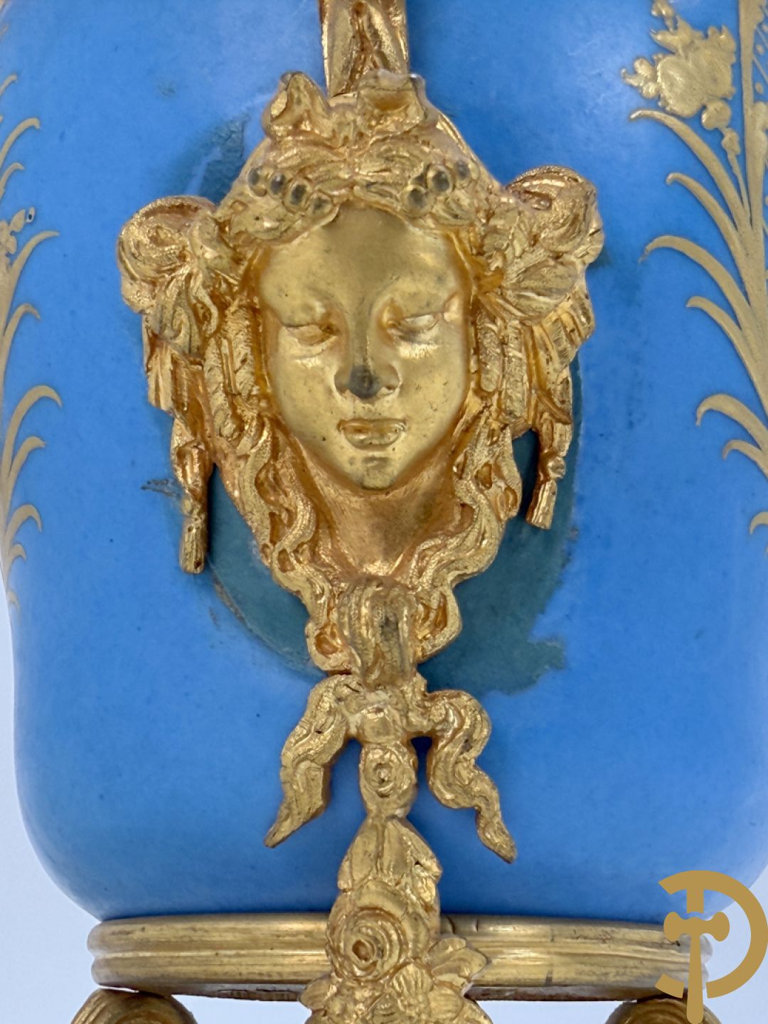 Bronzen lampadaire met accanthusranken en centraal Sèvres coupe gedecoreerd met cupido en bloemendecor