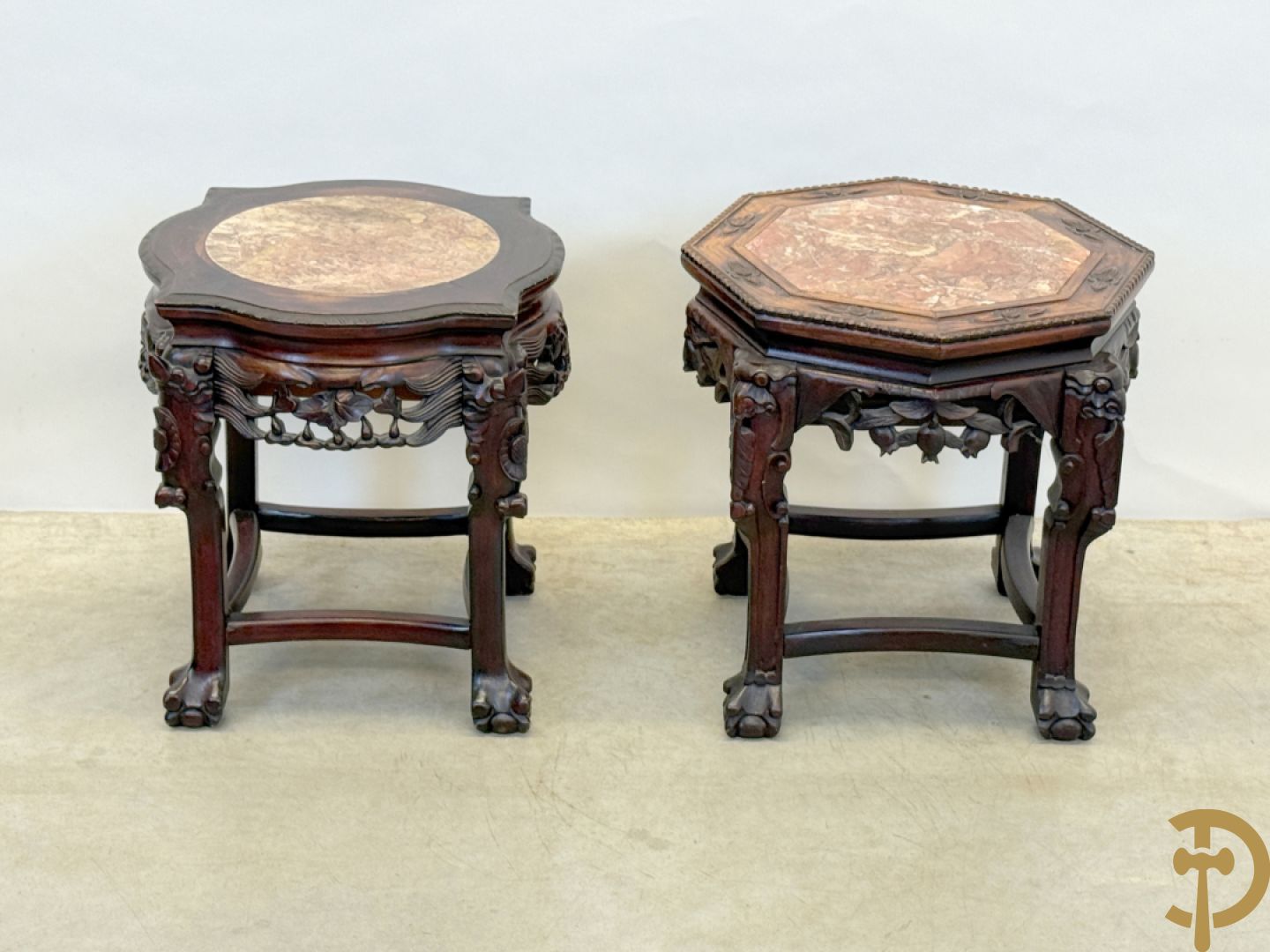 Achthoekige en afgeronde Chinese sokkel met sculptuur