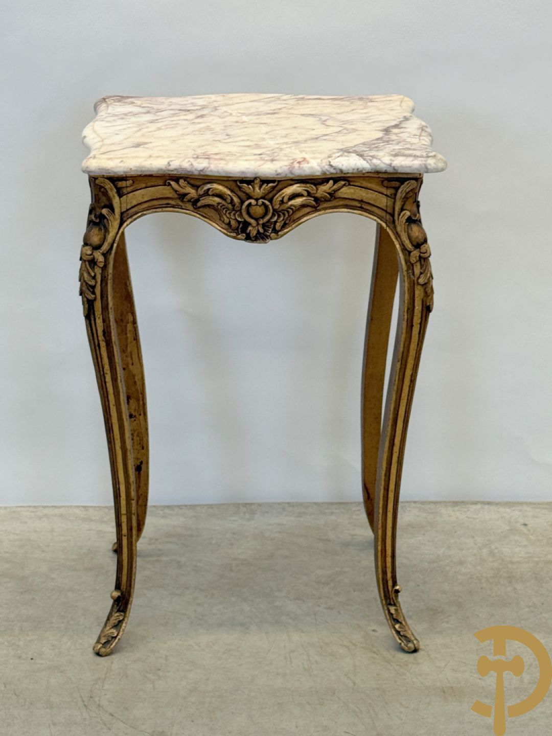 Vergulde bijzettafel met wit marmeren blad op voluutvormige poten, Louis XV stijl