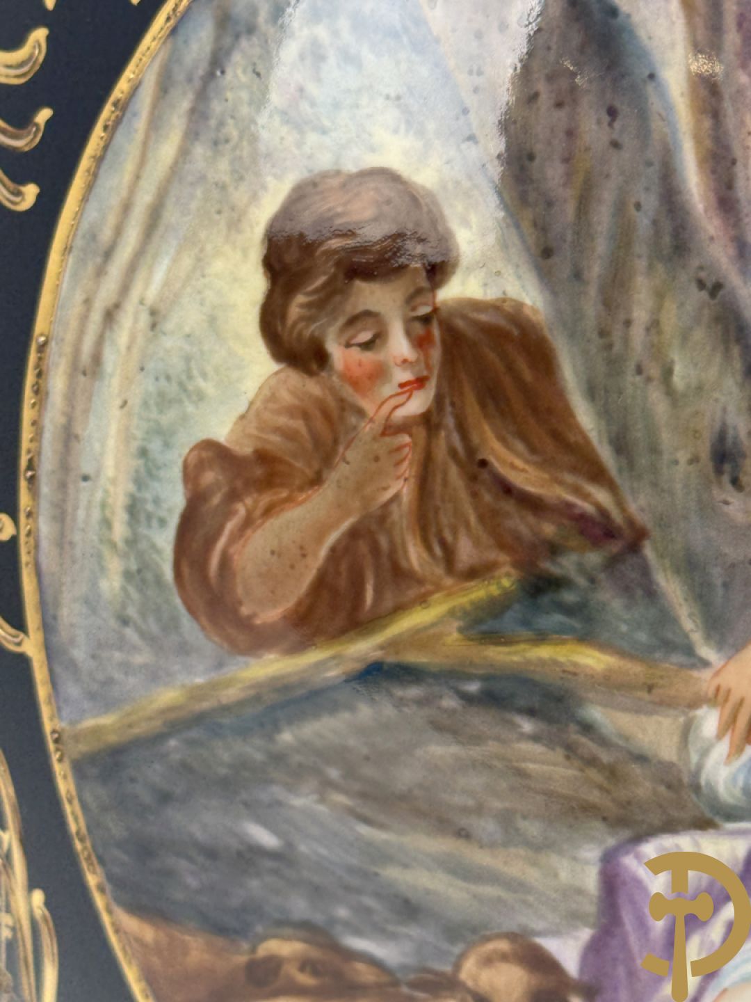 Blauwe porseleinen vaas met lieftallig decor, Sèvres stijl, bezet met bronzen ornamenten