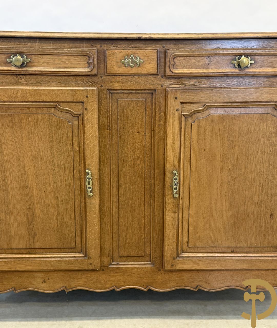 Vlaamse eiken tweedeursdresse met 3 lades en afgestoken panelen