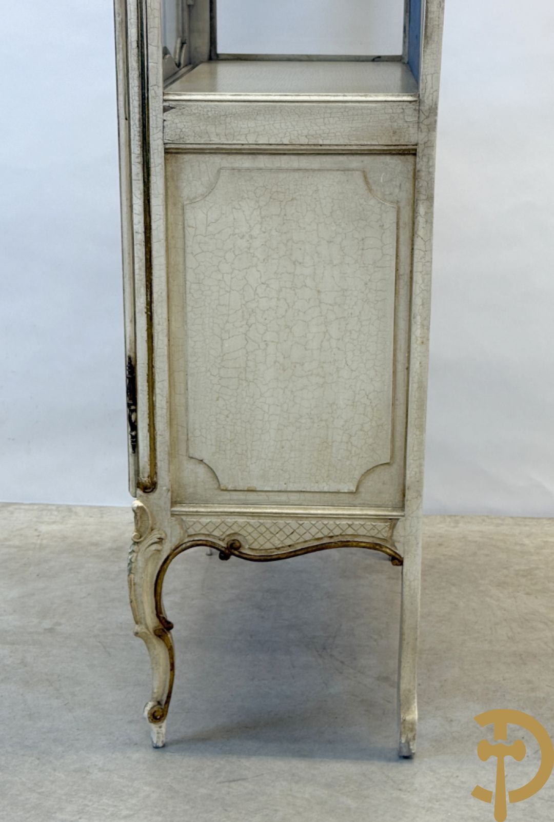 Gemonochromeerde Louis XV vitrine met basrelief van romantische scène