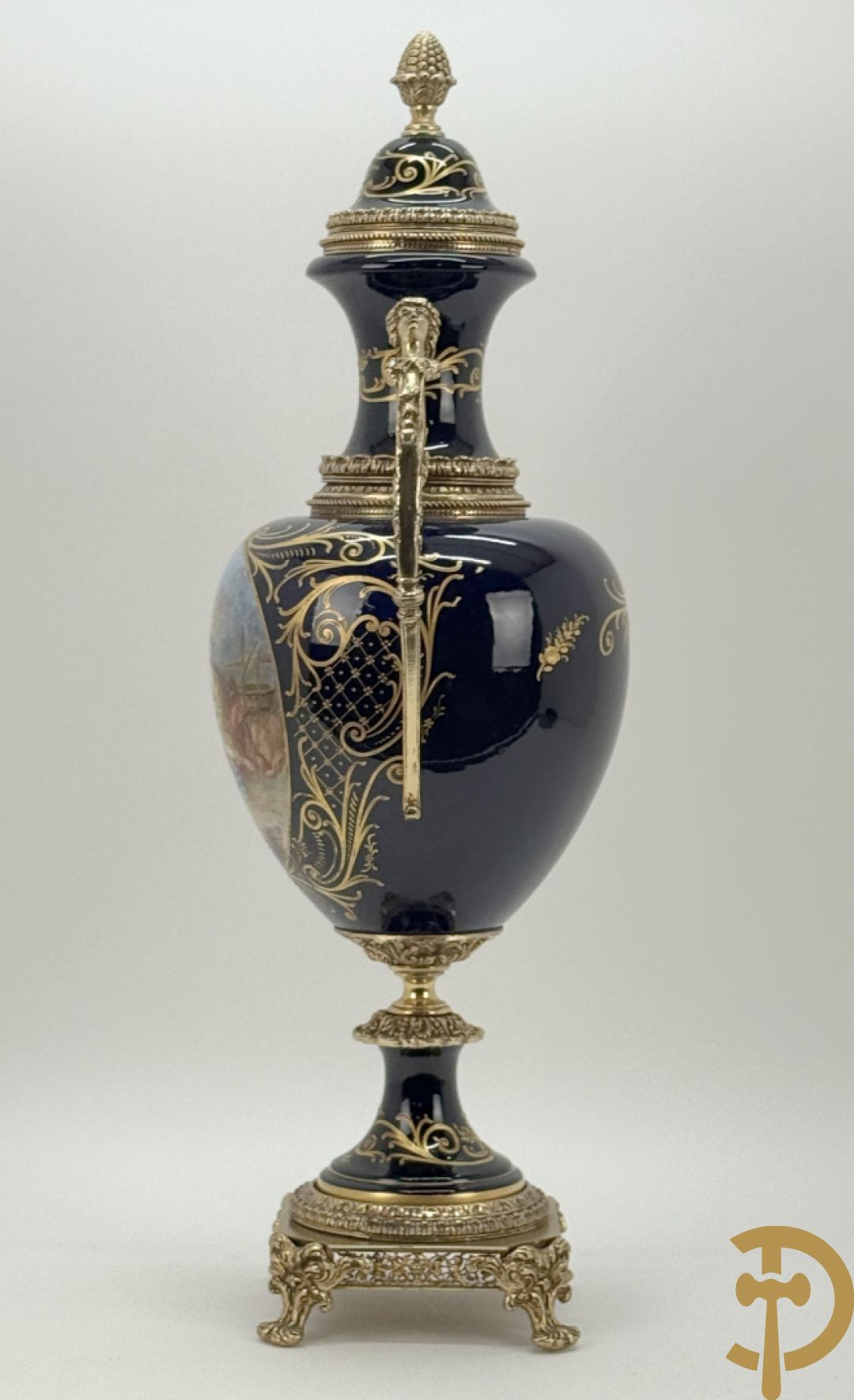 Blauwe porseleinen vaas met lieftallig decor, Sèvres stijl, bezet met bronzen ornamenten