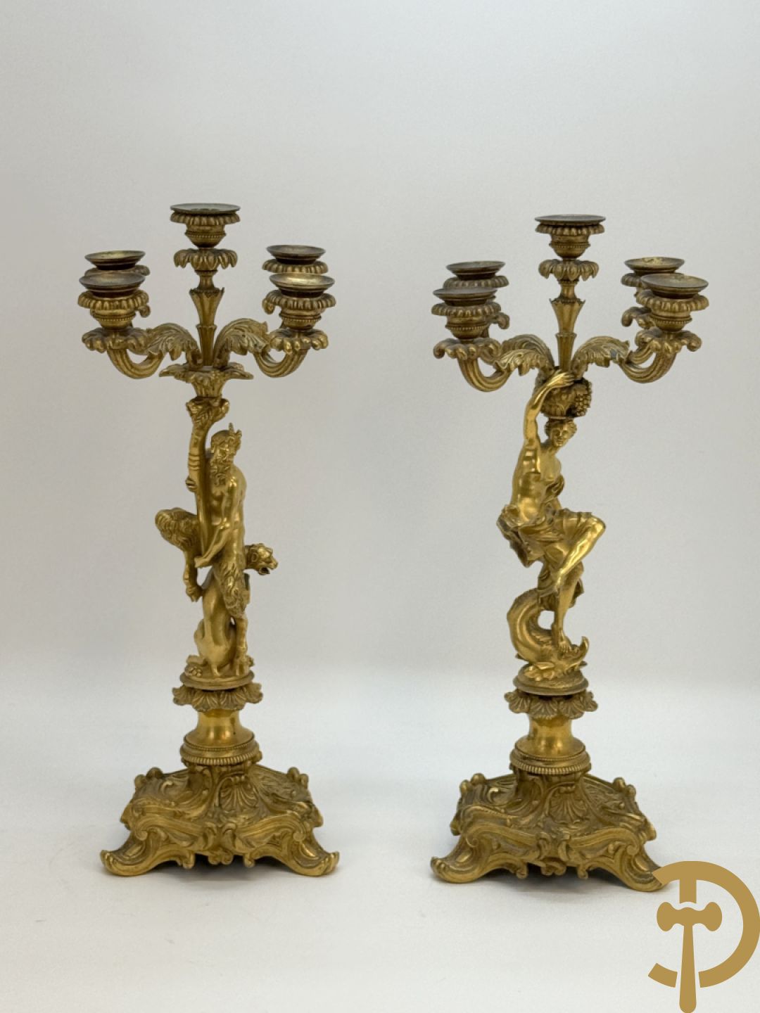 Paar bronzen kandelaars met sater en naakte dame, versierd met accanthusranken en dierenmotieven