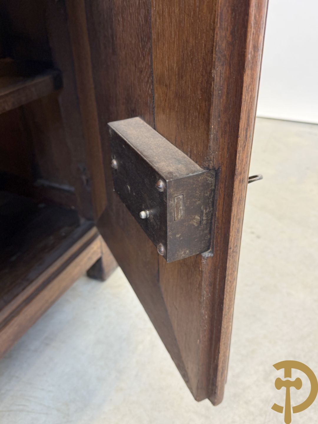 Massief eiken tweedeursdresse met 2 lades en panelen in de deuren, Louis XIII, 18e