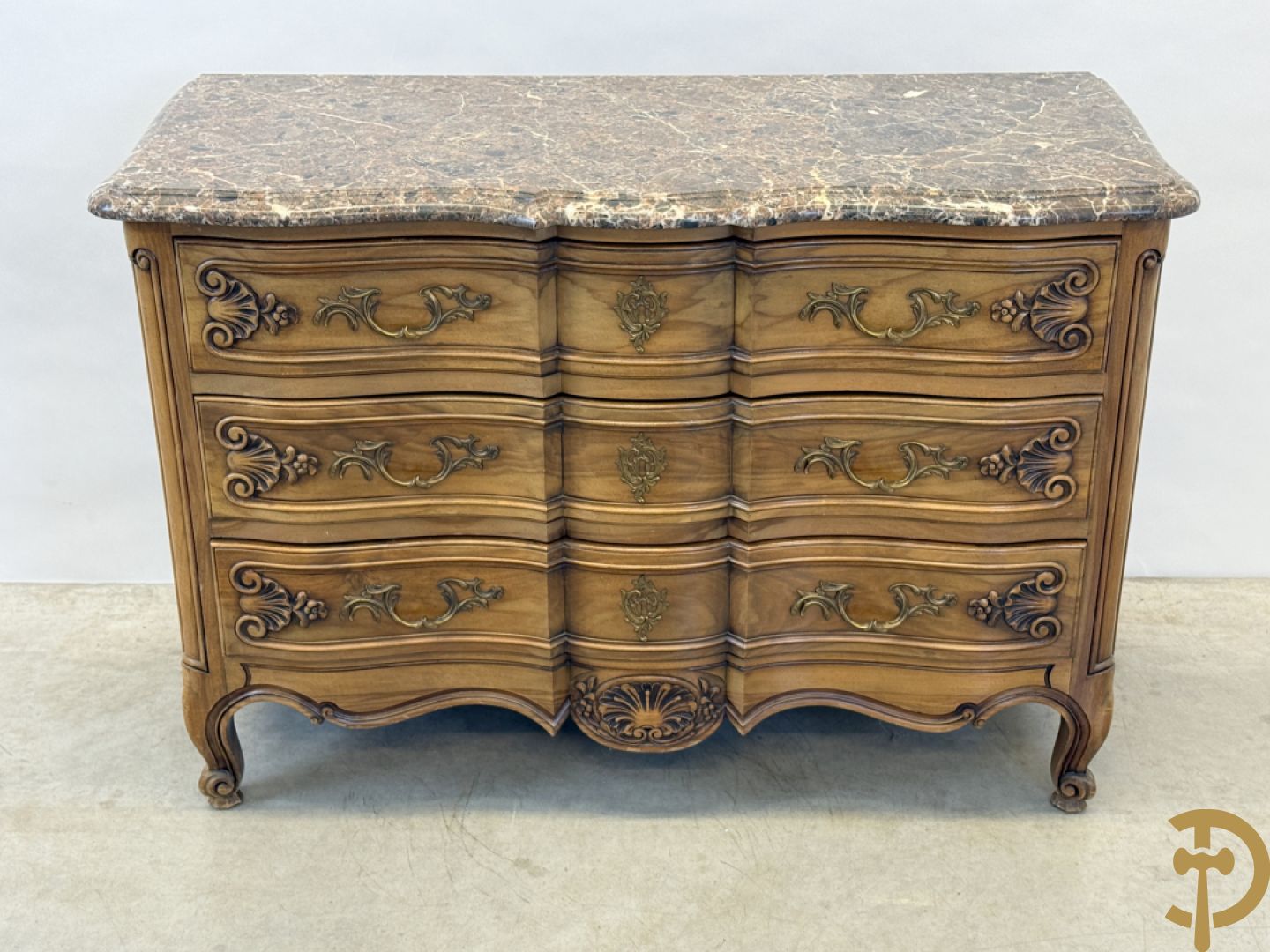 Notelaren drieladencommode met accanthusranken en rocailles, met marmeren blad, op voluutvormige poten