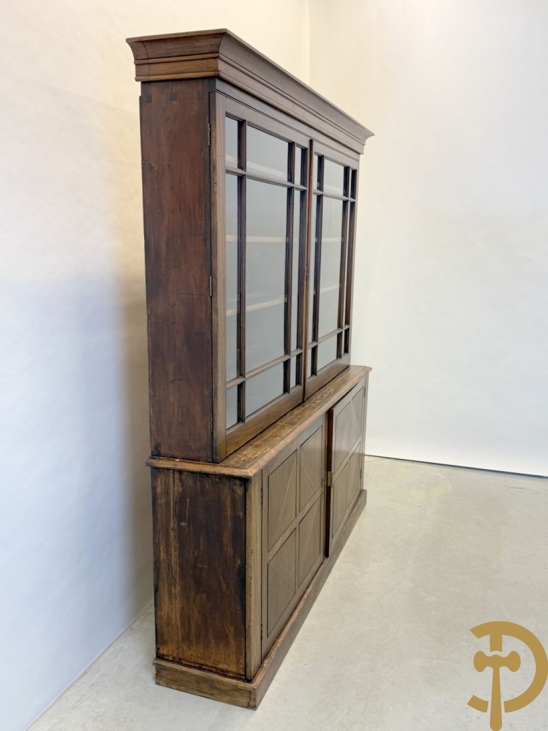 Grote kast met tweedeursvitrine bovenaan en beneden met 2 gesloten deuren - combinatie van eik, mahonie en notelaar