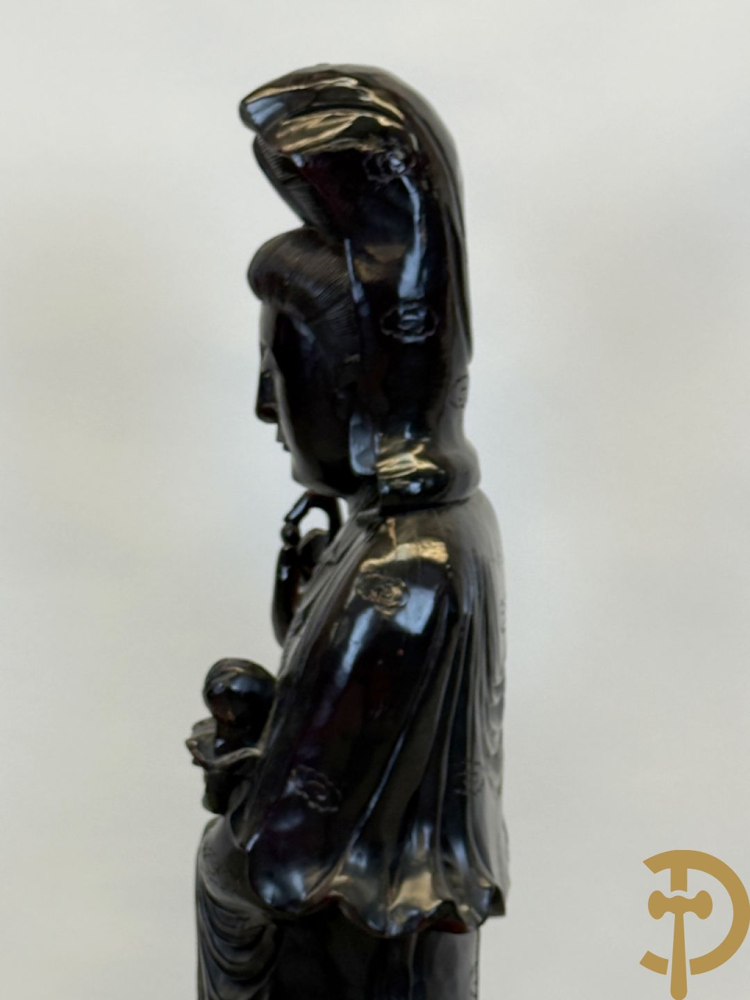 Aziatische houtsculptuur van Guanying met lotusbloem en drakenfiguur aan de voet