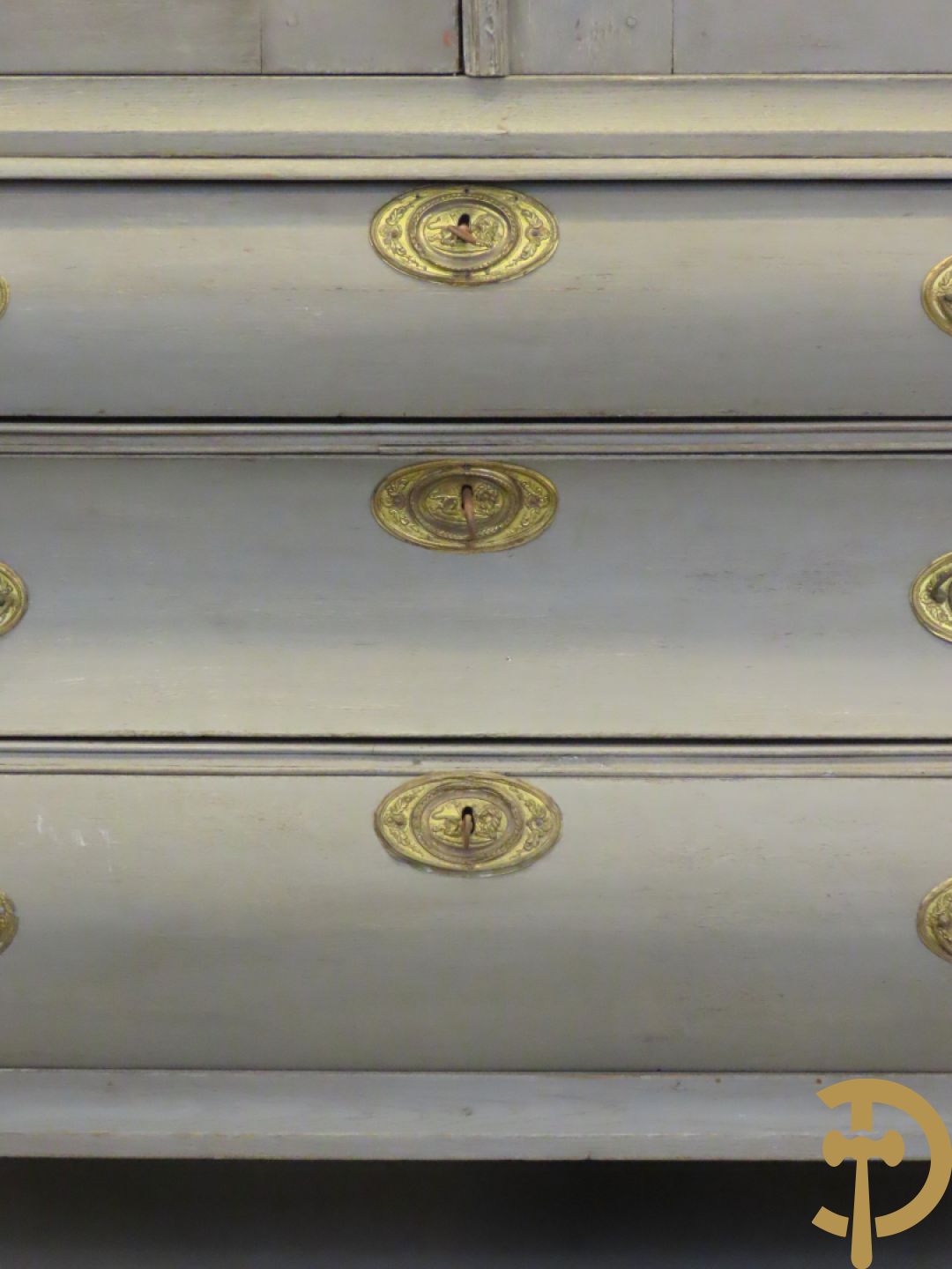 Hollands eiken beschilderd kabinet met 2 deuren bovenaan en 3 lades onderaan